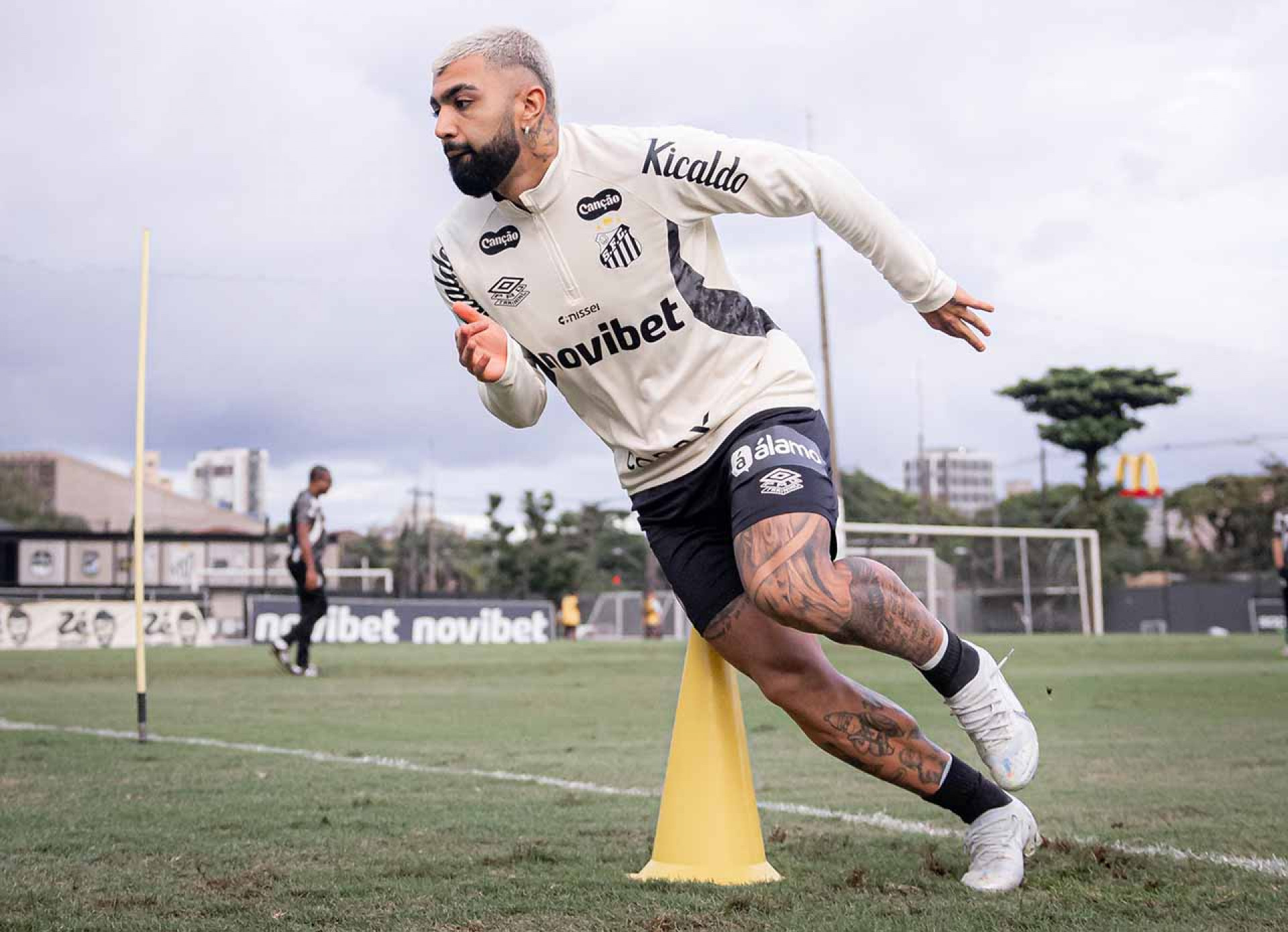 Santos encara o Santa Clara durante intertemporada em Portugal