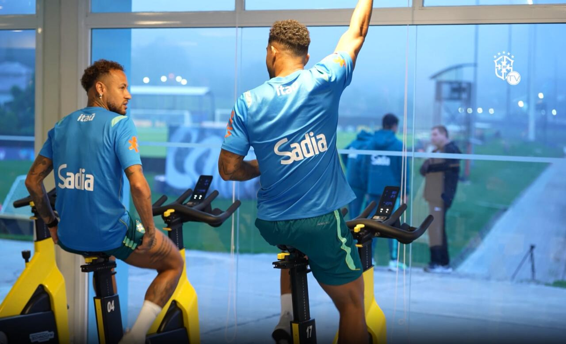 Neymar vai a campo na Granja Comary e realiza atividades leves