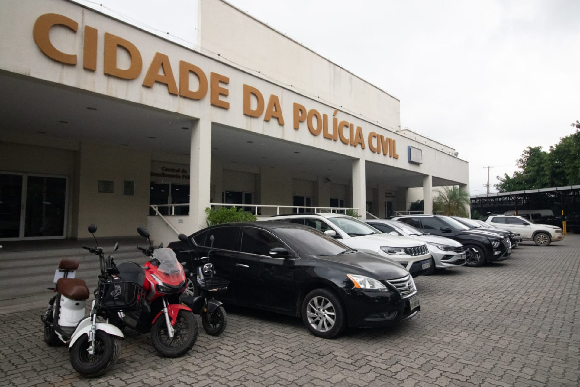 Presos e materiais apreendidos foram levados para a Cidade da Pol&iacute;cia - &Eacute;rica Martin / Ag&ecirc;ncia O Dia