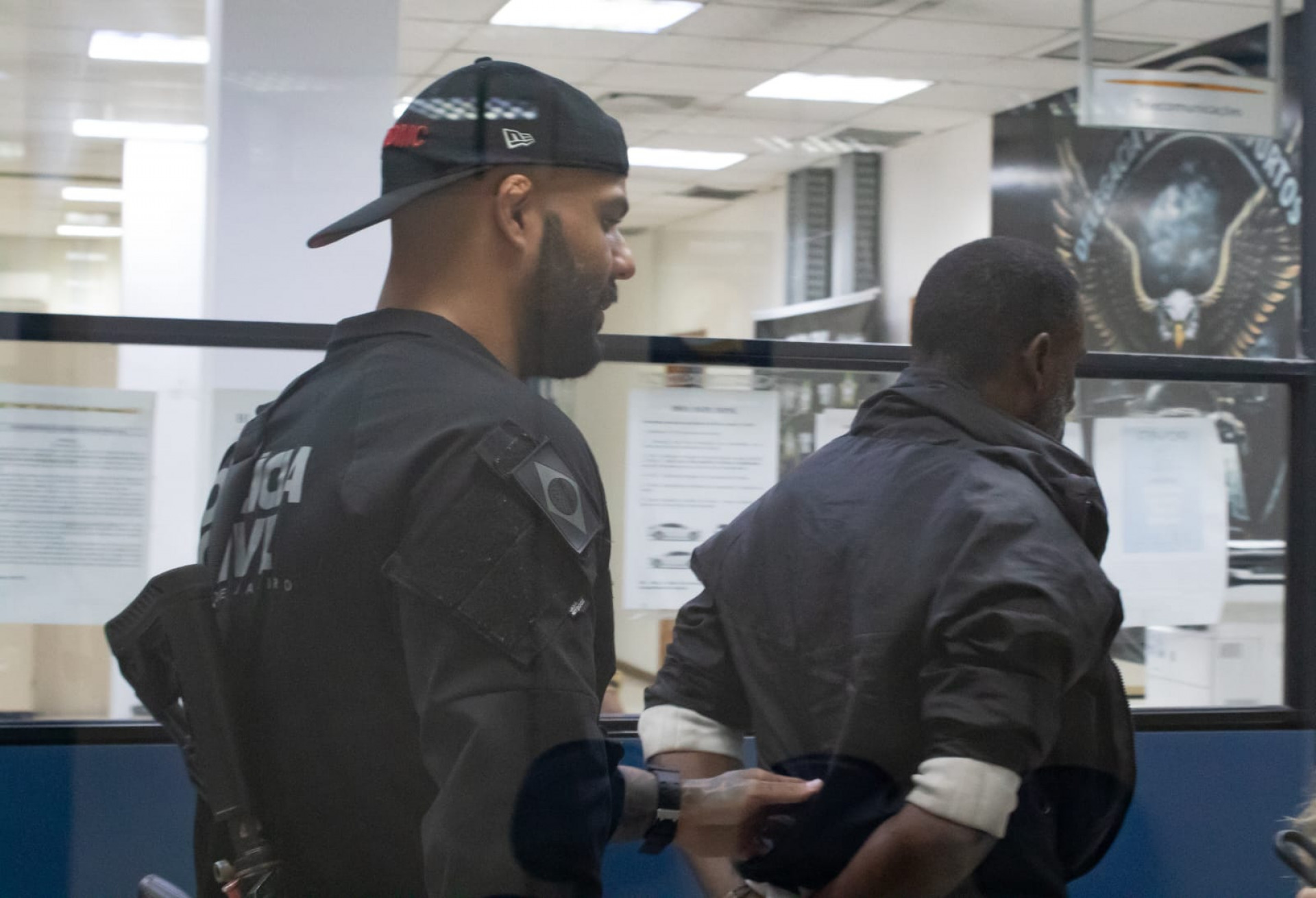 Policiais civis prenderam mais de 20 pessoas em operação contra o Comando Vermelho - Érica Martin / Agência O Dia
