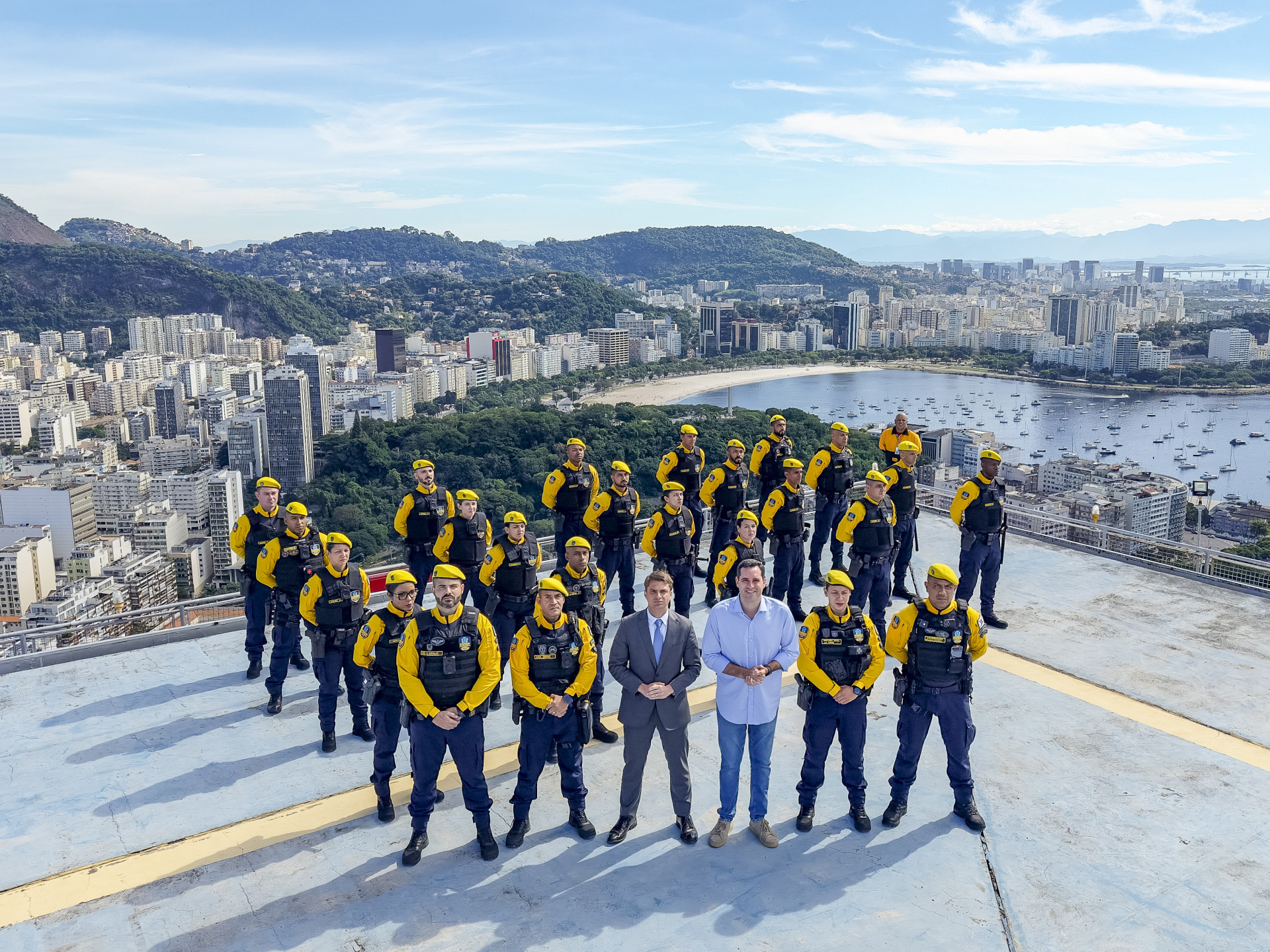 Prefeito Eduardo Cavaliere e o secretário de Segurança Urbana, Brenno Carnevale, com o efetivo da Força Municipal - Marco Antônio Lima / Prefeitura do Rio