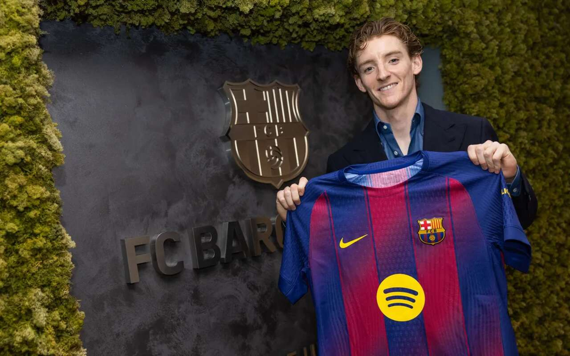 Barcelona anuncia a contrata&ccedil;&atilde;o de Gordon, atacante de R$ 467 milh&otilde;es
