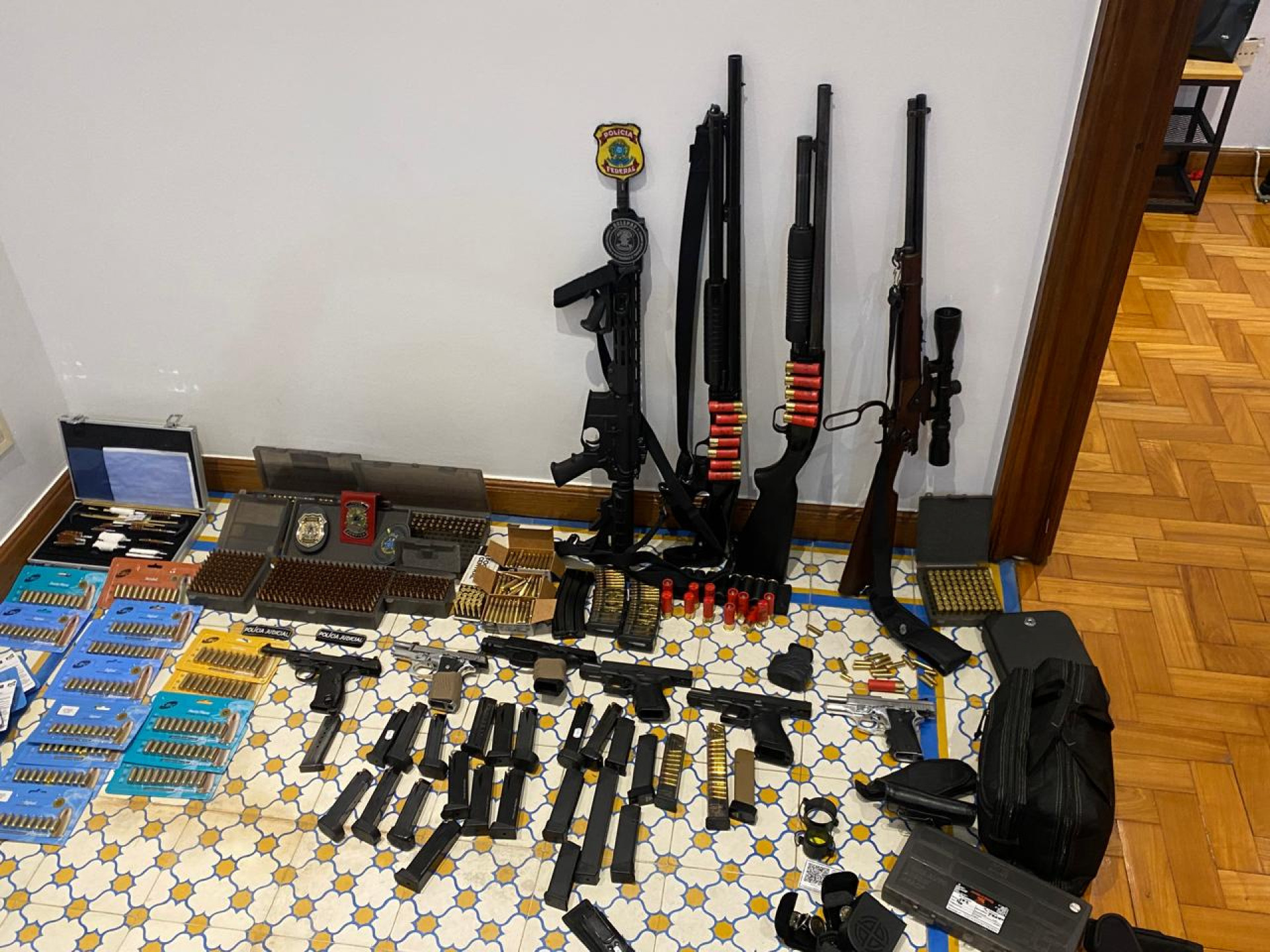 Armas e materiais da Polícia Judicial foram encontrados em endereços do suspeito - Divulgação / Polícia Federal