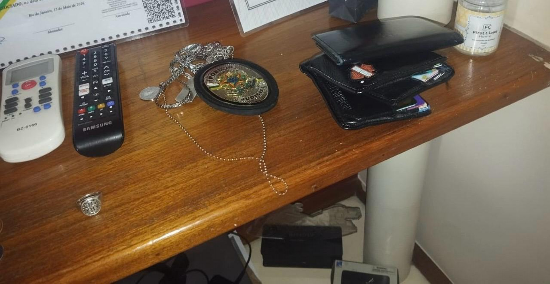 Armas e materiais da Polícia Judicial foram encontrados em endereços do suspeito - Divulgação / Polícia Federal