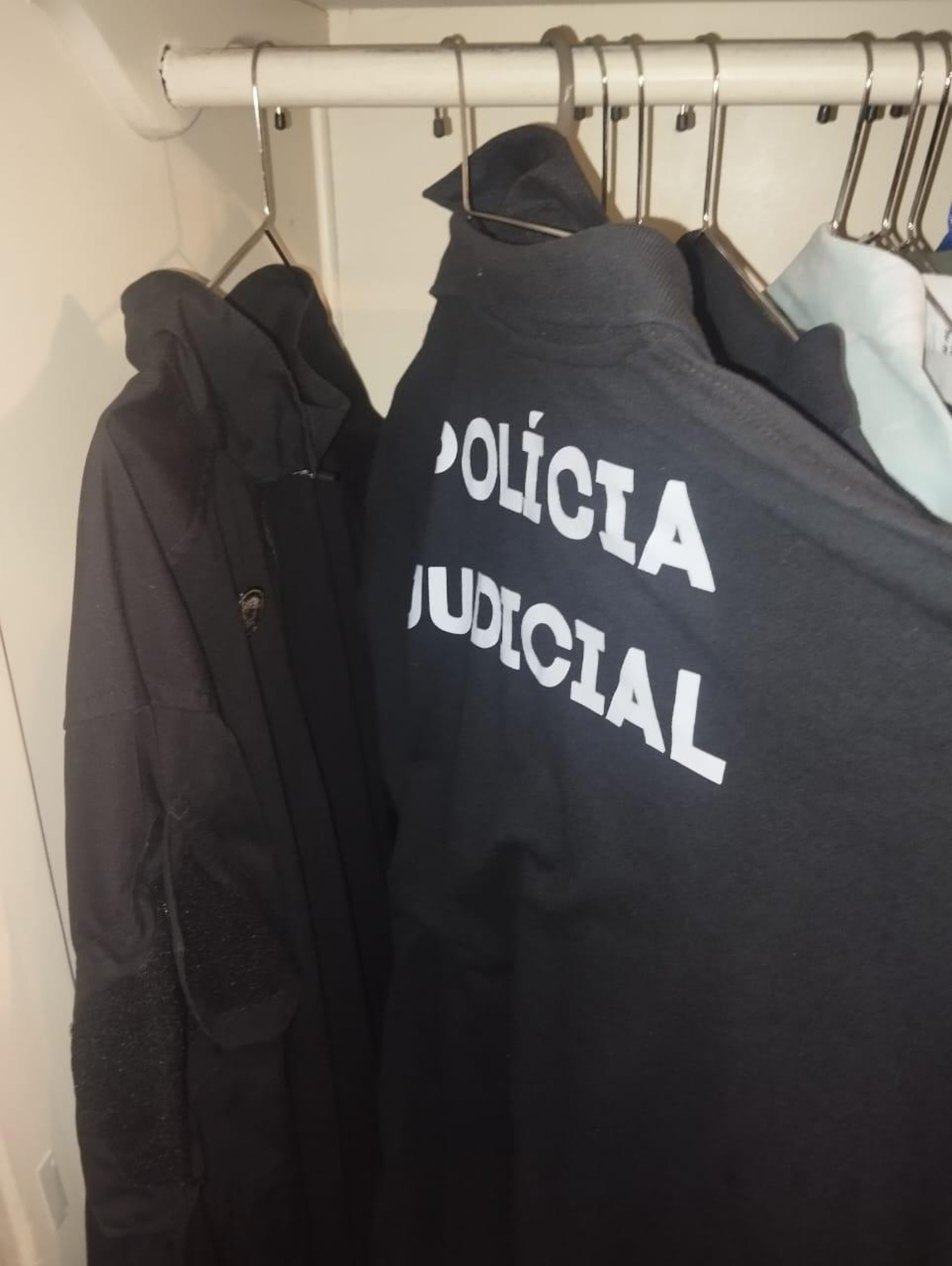 Armas e materiais da Polícia Judicial foram encontrados em endereços do suspeito - Divulgação / Polícia Federal