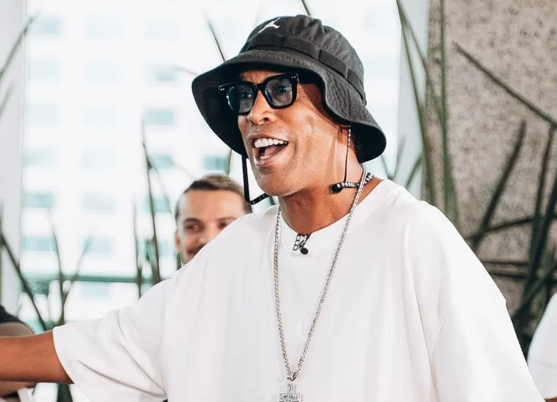 Ronaldinho Ga&uacute;cho frustra crian&ccedil;as em Portugal