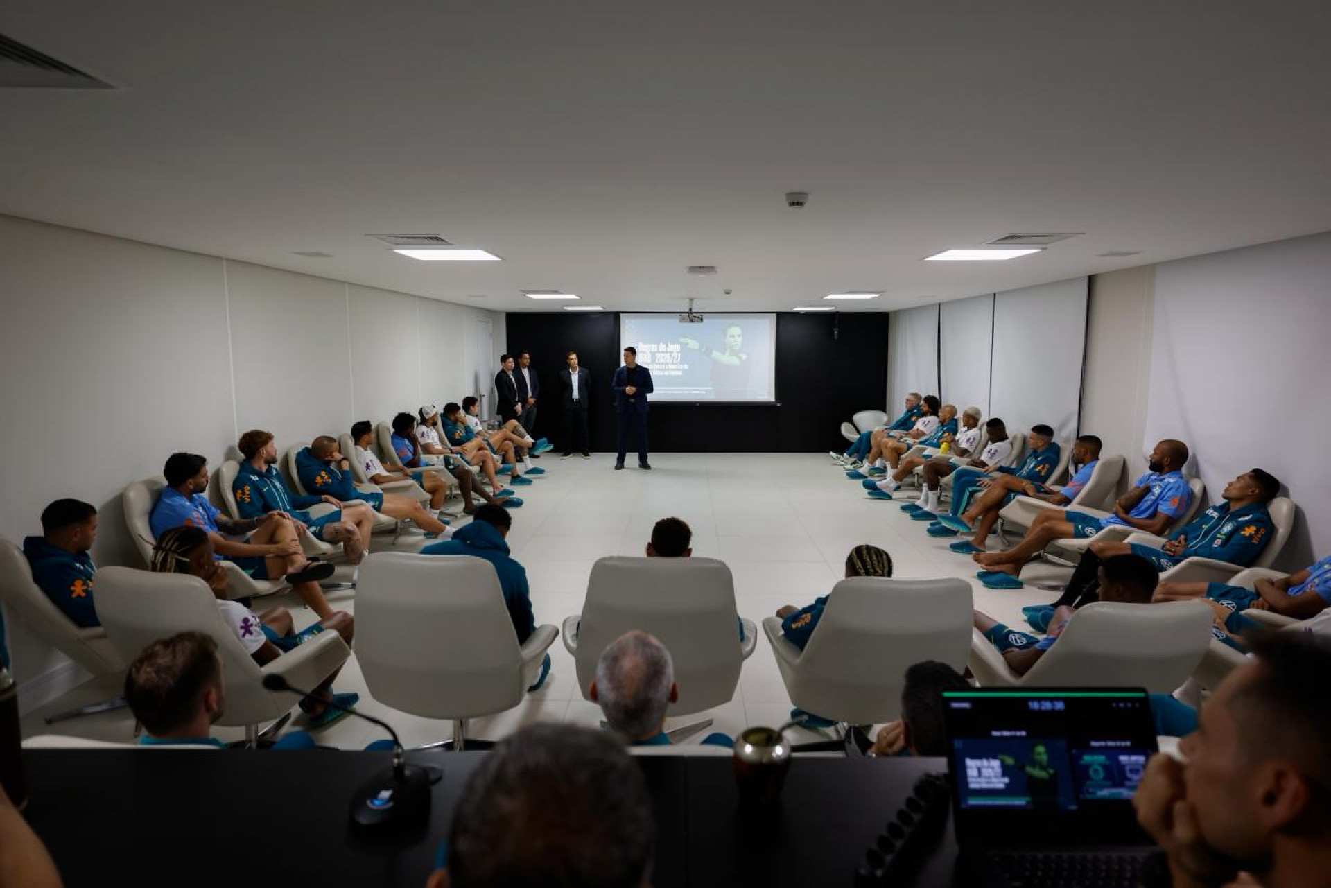 Em preparação para a Copa, Seleção acompanha palestra sobre arbitragem e novas regras