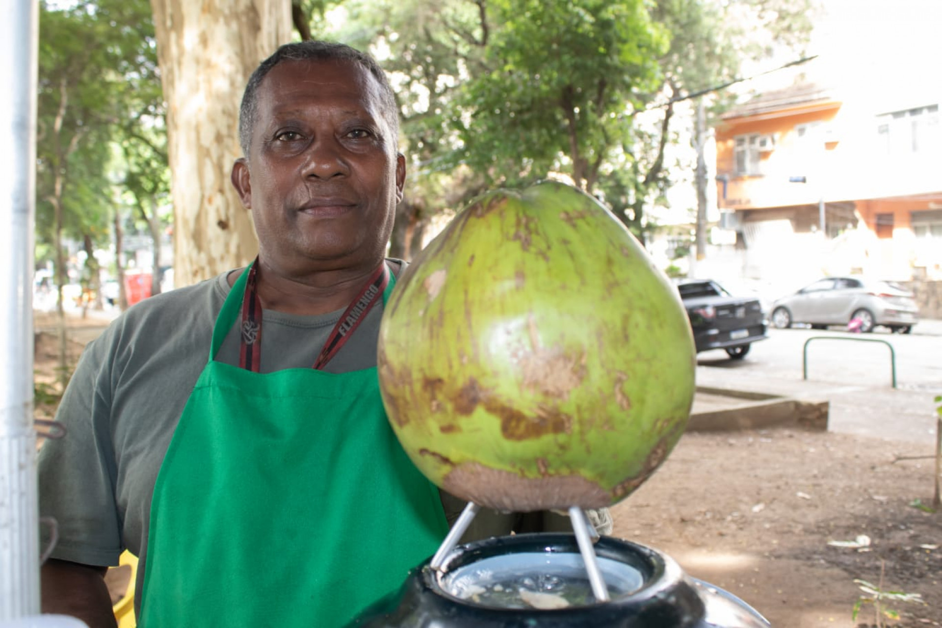 vendedor de água de coco Antonio Borges, 65, acredita que a presença da Força Municipal mudou a rotina na Tijuca - Érica Martin/Agência O Dia