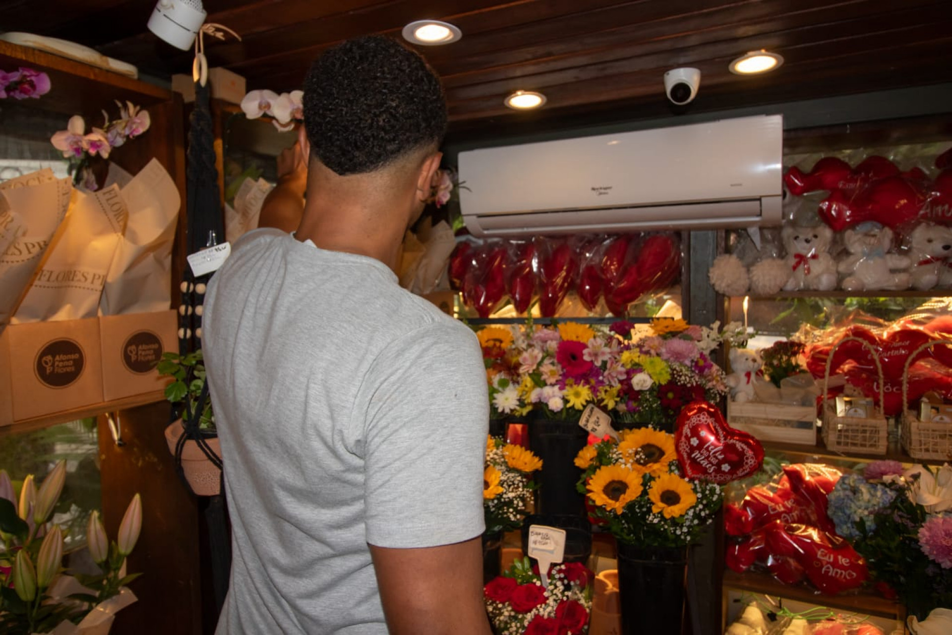 Vendedor de flores Emerson Quirino diz que a chegada da Divisão de Elite trouxe alívio para comerciantes - Érica Martin/Agência O Dia