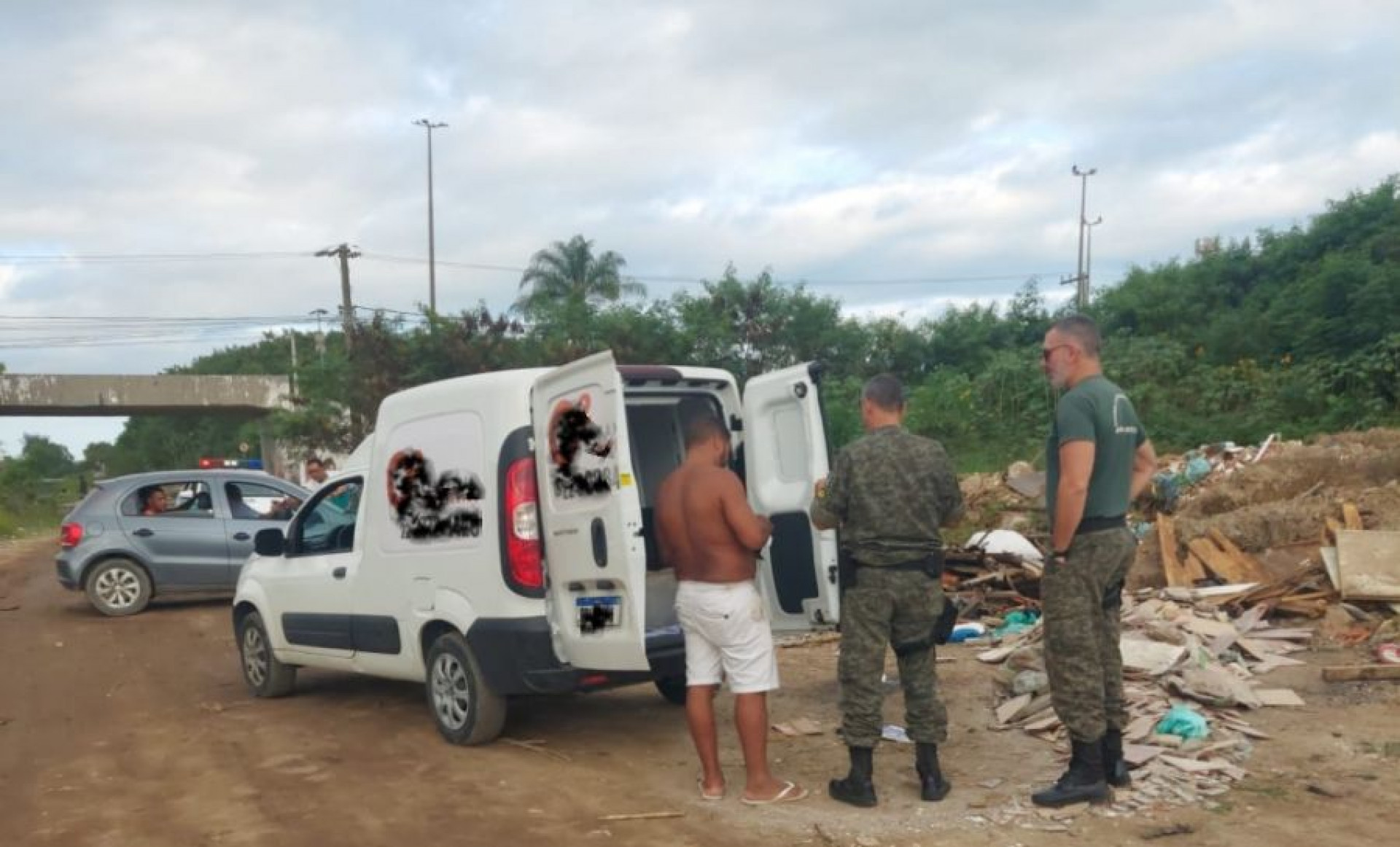 Flagrante às margens de canal termina com apreensão de veículo em Rio das Ostras