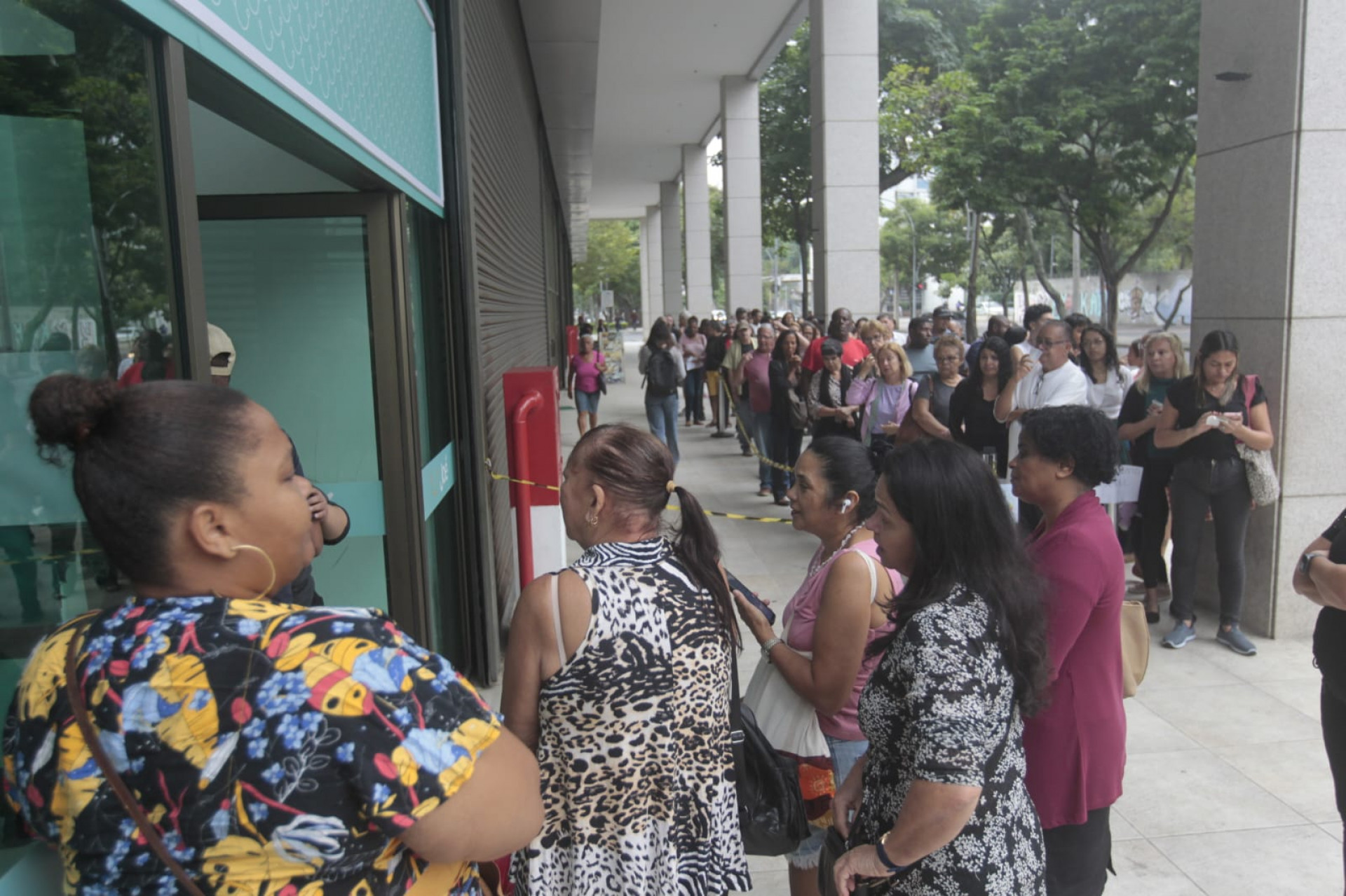 Fila na porta da loja do Jaé na Cidade Nova, nesta sexta-feira (29) - Reginaldo Pimenta / Agência O Dia