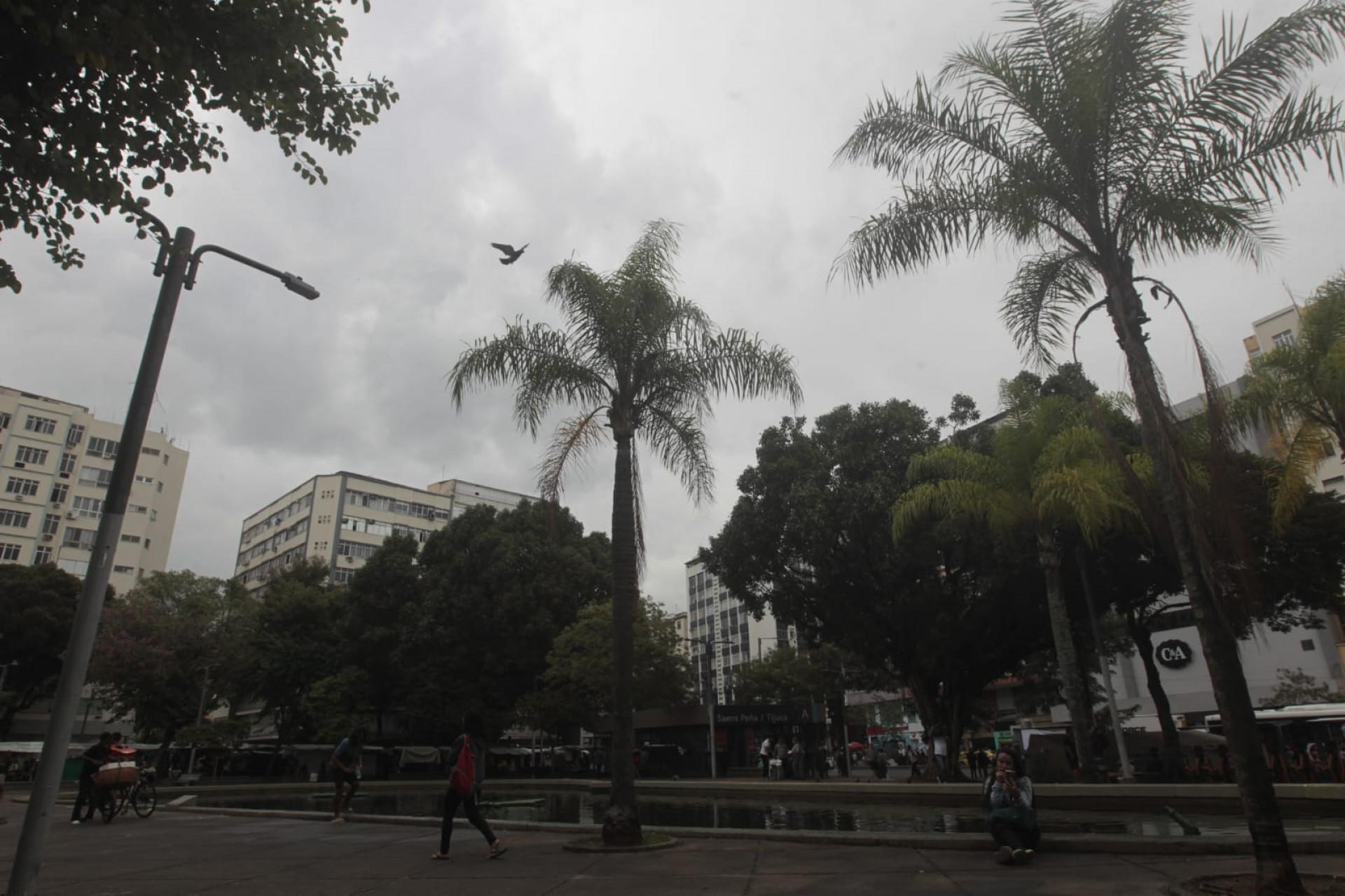 Movimentação na Praça Saens Pena, na Tijuca, Zona Norte do Rio, nesta sexta-feira (29) - Reginaldo Pimenta/Agência O Dia
