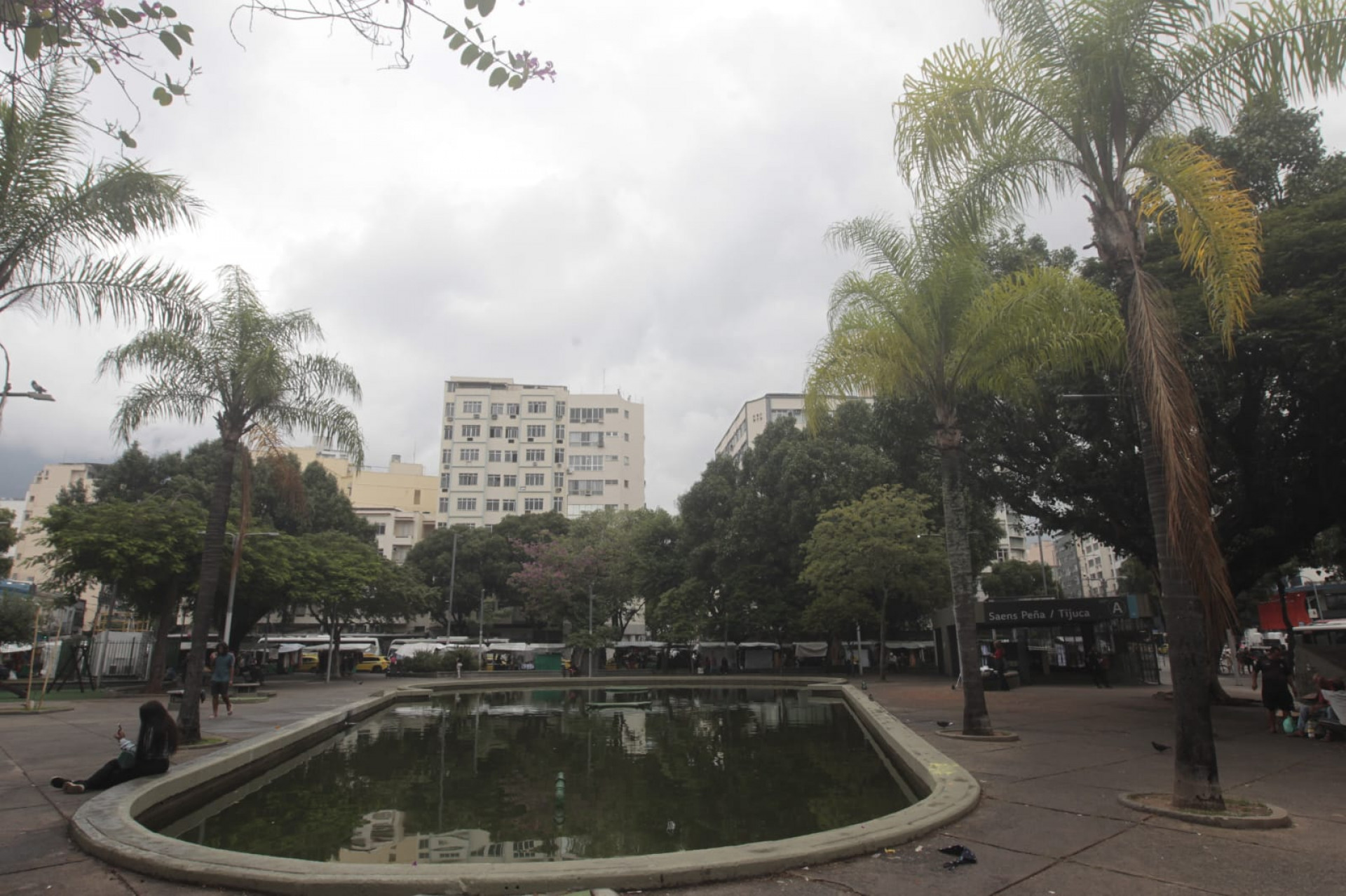 O tempo mais ameno mudou a paisagem na Praça Saens Peña, na Tijuca, nesta sexta-feira (29) - Reginaldo Pimenta/Agência O Dia
