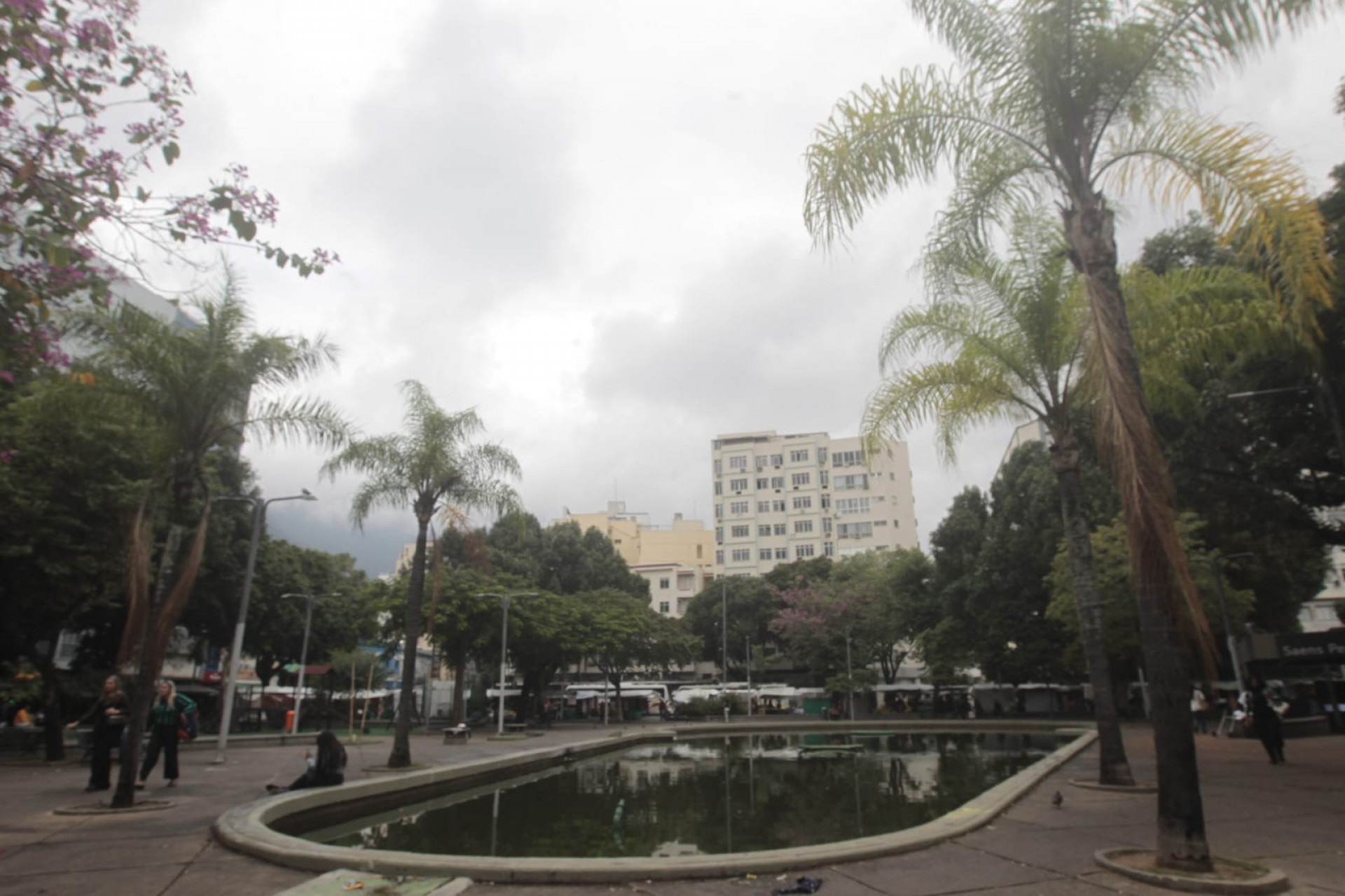 Na Tijuca, o céu carregado e a possibilidade de chuva acompanharam a rotina dos cariocas - Reginaldo Pimenta/Agência O Dia