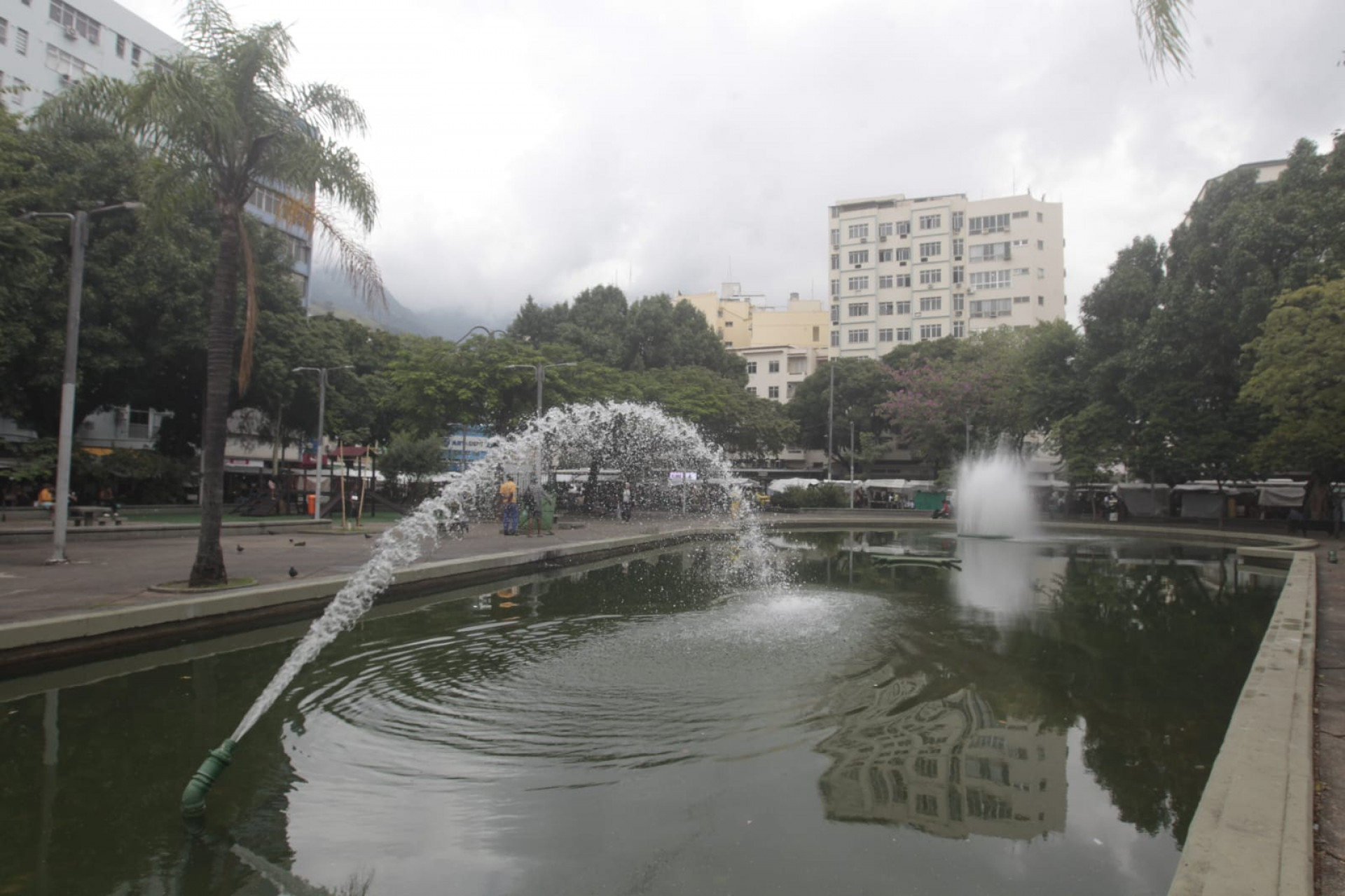 O tempo mais ameno mudou a paisagem na Praça Saens Peña, na Tijuca, nesta sexta-feira (29) - Reginaldo Pimenta/Agência O Dia
