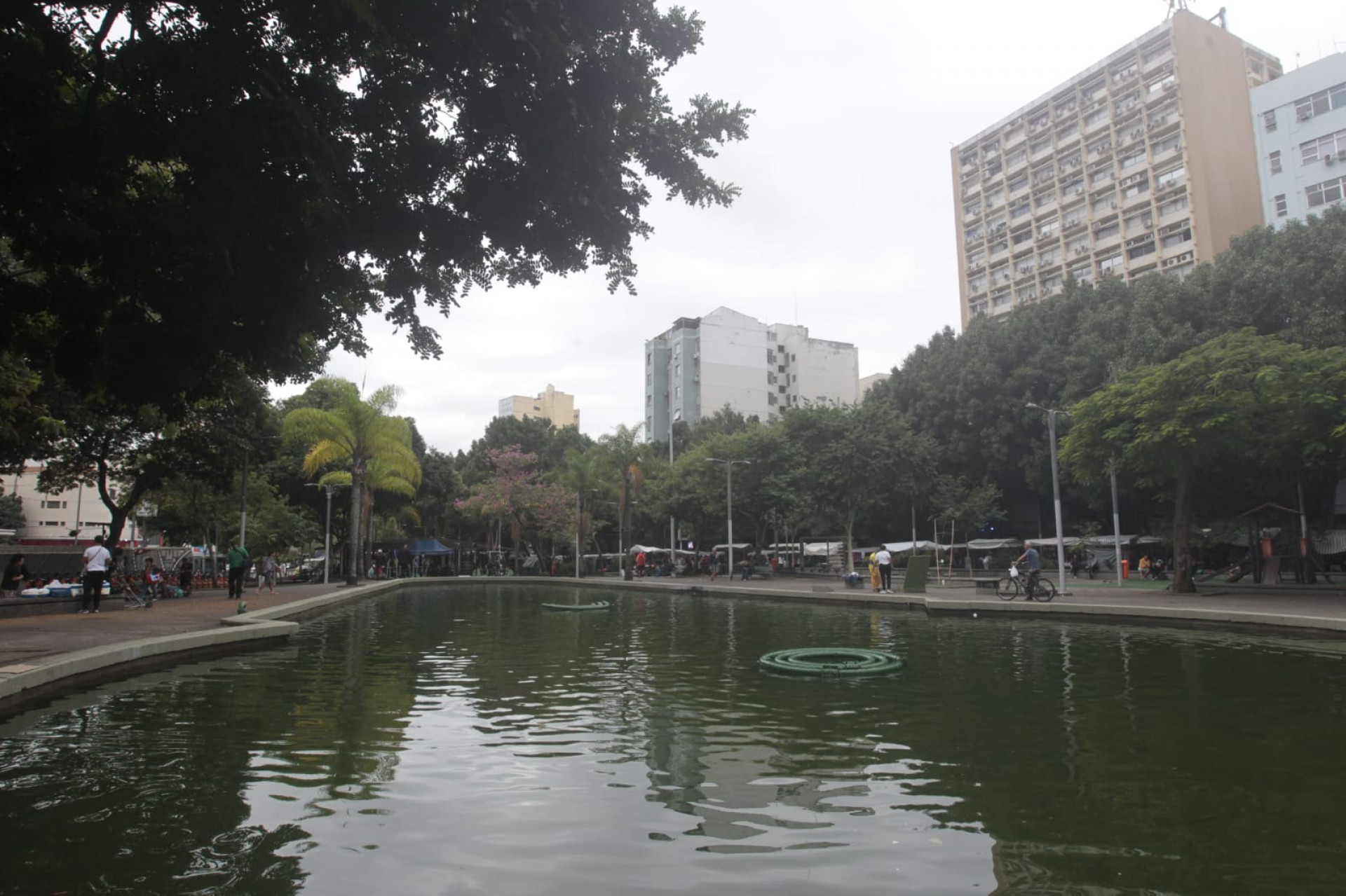 O tempo mais ameno mudou a paisagem na Praça Saens Peña, na Tijuca, nesta sexta-feira (29) - Reginaldo Pimenta/Agência O Dia