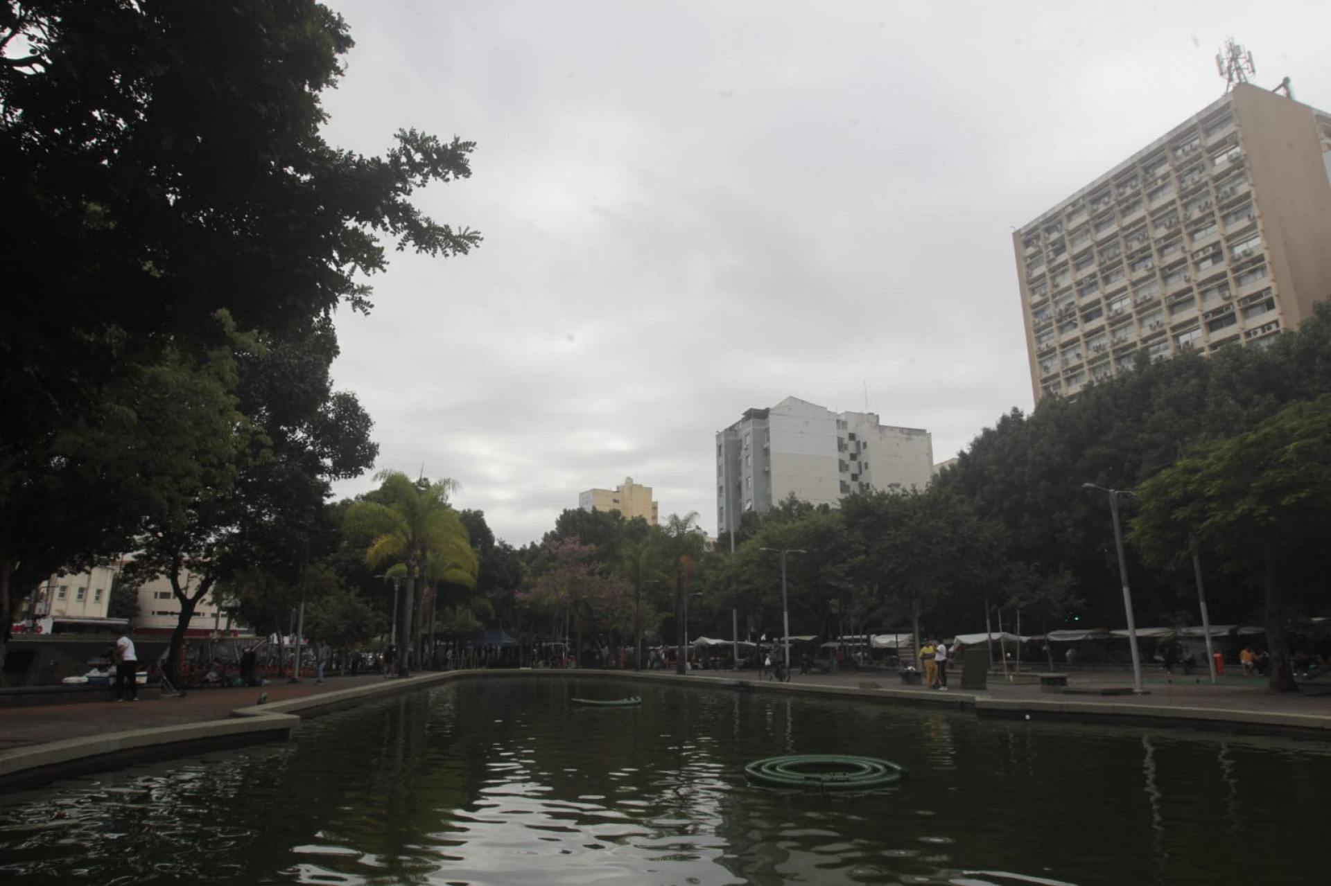 Na Tijuca, o céu carregado e a possibilidade de chuva acompanharam a rotina dos cariocas - Reginaldo Pimenta/Agência O Dia