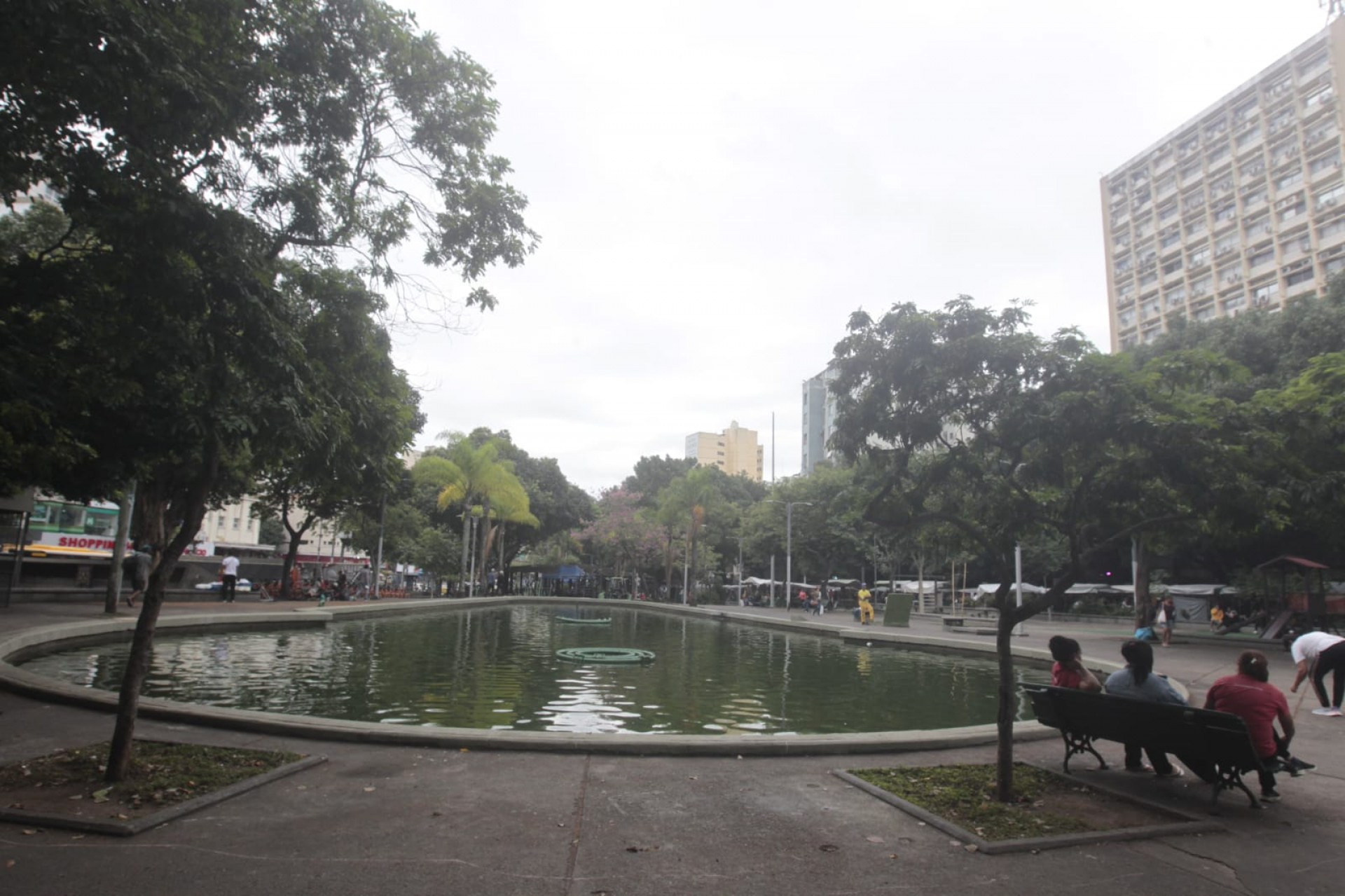 Na Tijuca, o céu carregado e a possibilidade de chuva acompanharam a rotina dos cariocas - Reginaldo Pimenta/Agência O Dia