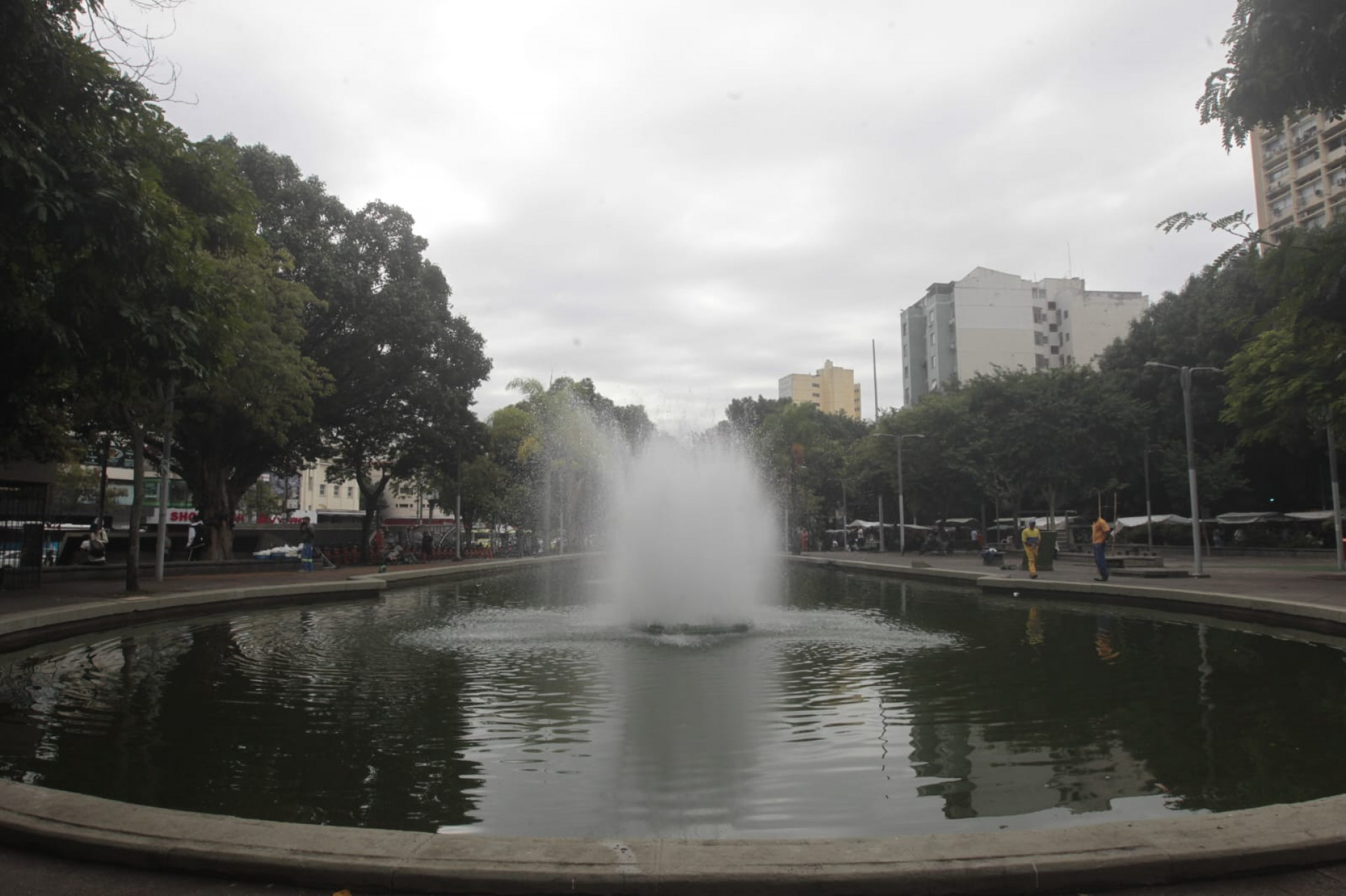 O tempo mais ameno mudou a paisagem na Praça Saens Peña, na Tijuca, nesta sexta-feira (29) - Reginaldo Pimenta/Agência O Dia