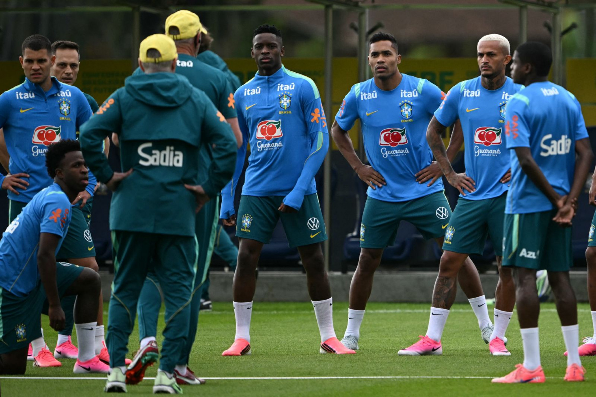 Luiz Henrique treina entre os titulares para amistoso contra o Panamá, no Maracanã