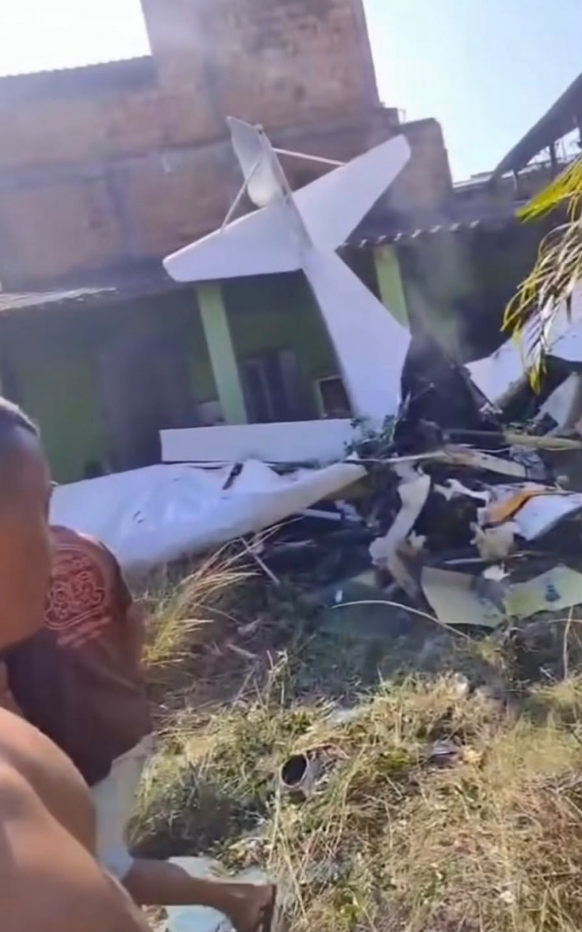 Avião de pequeno porte caiu na Vila Bandeirantes, em Nova Iguaçu - Reprodução / Redes sociais
