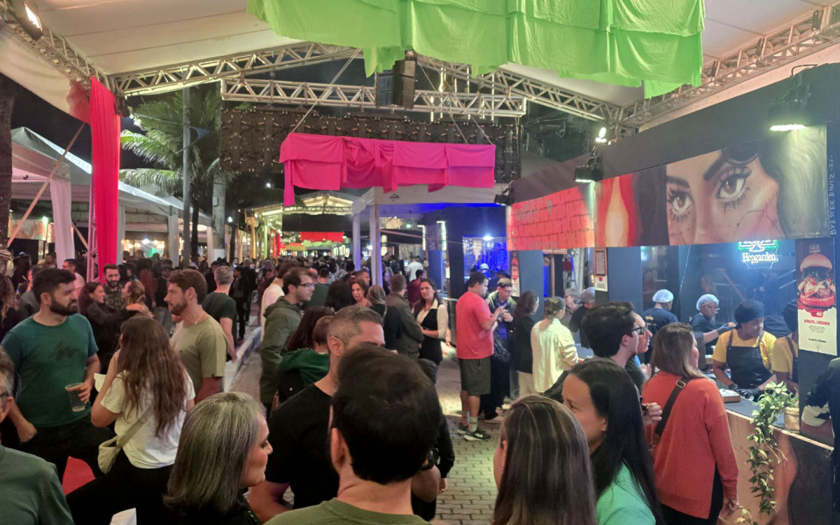 Praia dos Cavaleiros recebe milhares de visitantes em festival que mistura gastronomia, música e cultura local