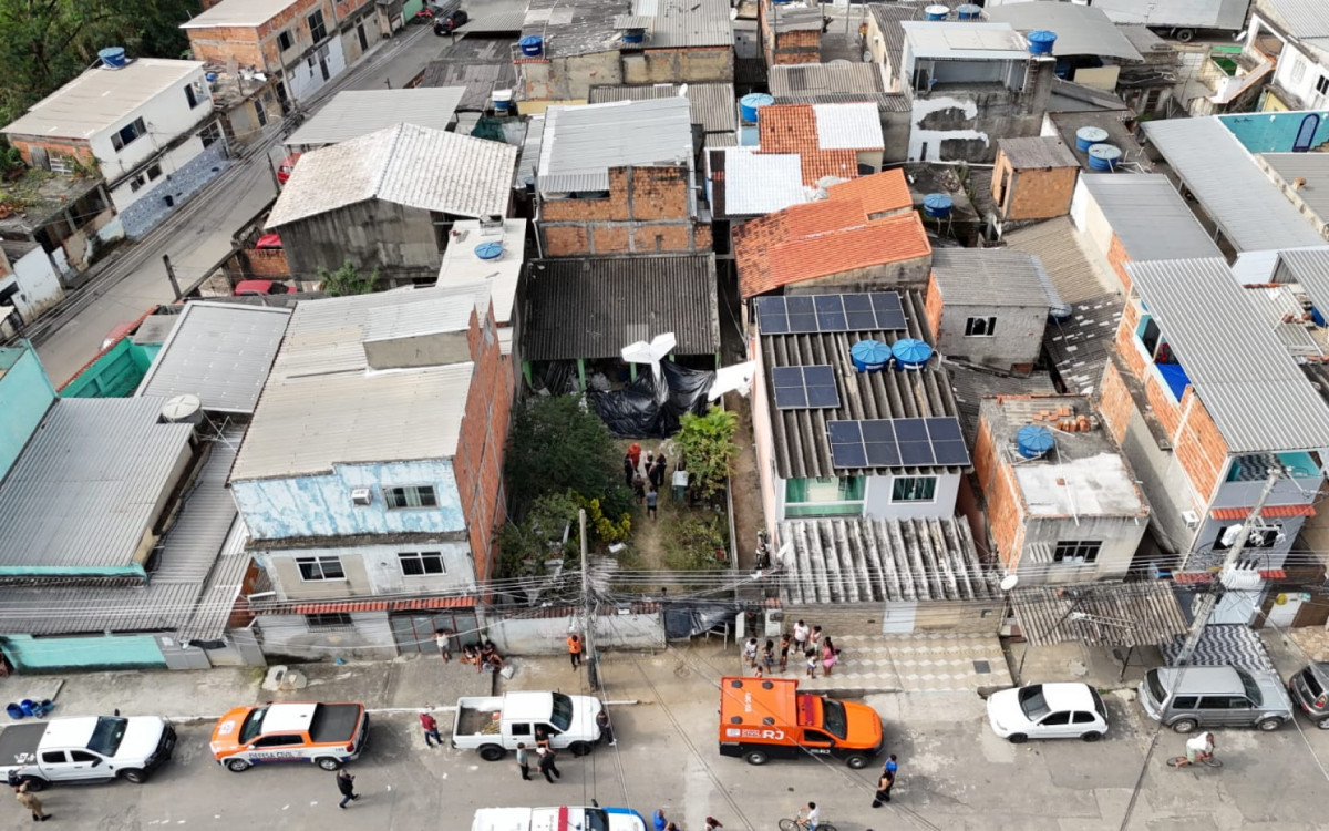 Uma pessoa morreu na queda de um avião de pequeno porte em Nova Iguaçu, na Baixada Fluminense. 
A aeronave caiu na Rua Irmãos Moreira, número 112, no bairro Santa Eugênia, por volta de 9h45 deste sábado (30).

Segundo o Copro de Bombeiros, a vítima é um homem que estava sozinho no avião. Ele ainda não teve a identidade revelada. Foto: Cesar Sales/Parceiro/Agência O Dia