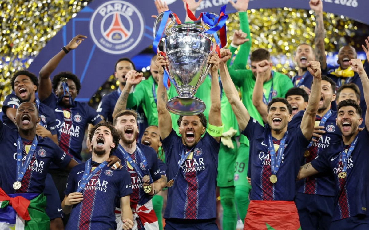 Marquinhos, capitão do PSG ergue a taça