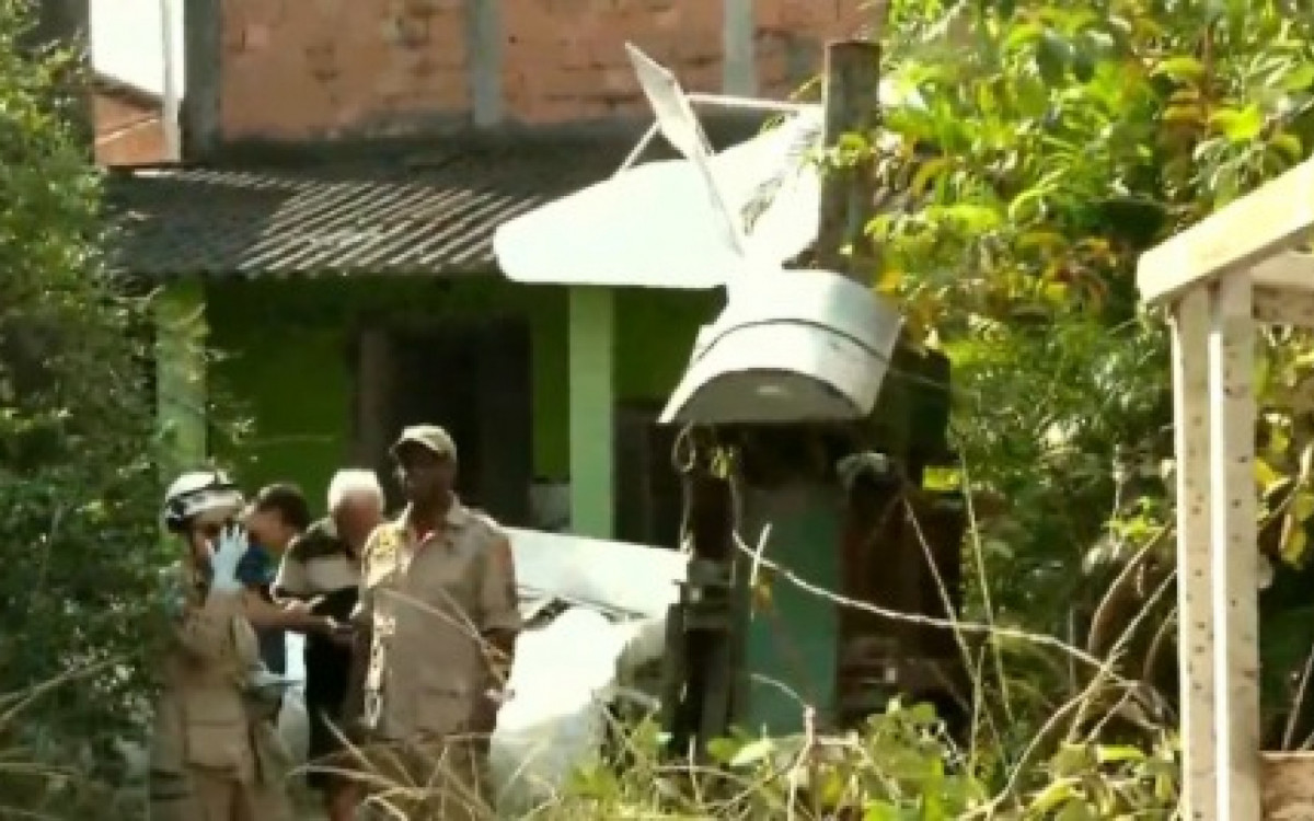 Aeronave de pequeno porte caiu em cima de uma casa