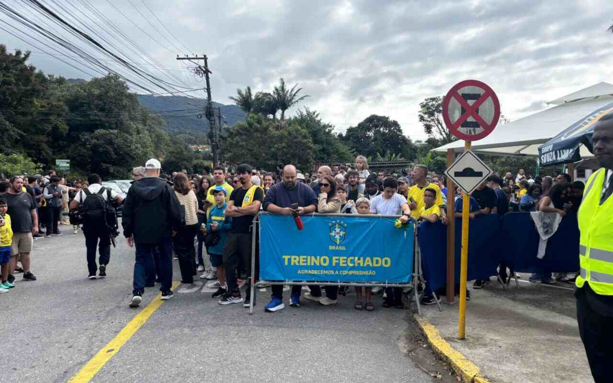 Torcedores cercam Granja Comary em &uacute;ltimo treino da Sele&ccedil;&atilde;o antes da Copa