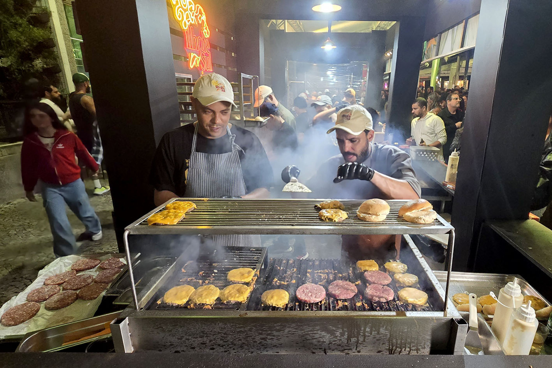 Hambúrguer, arte e música transformam os Cavaleiros no ponto de encontro mais saboroso do feriadão
