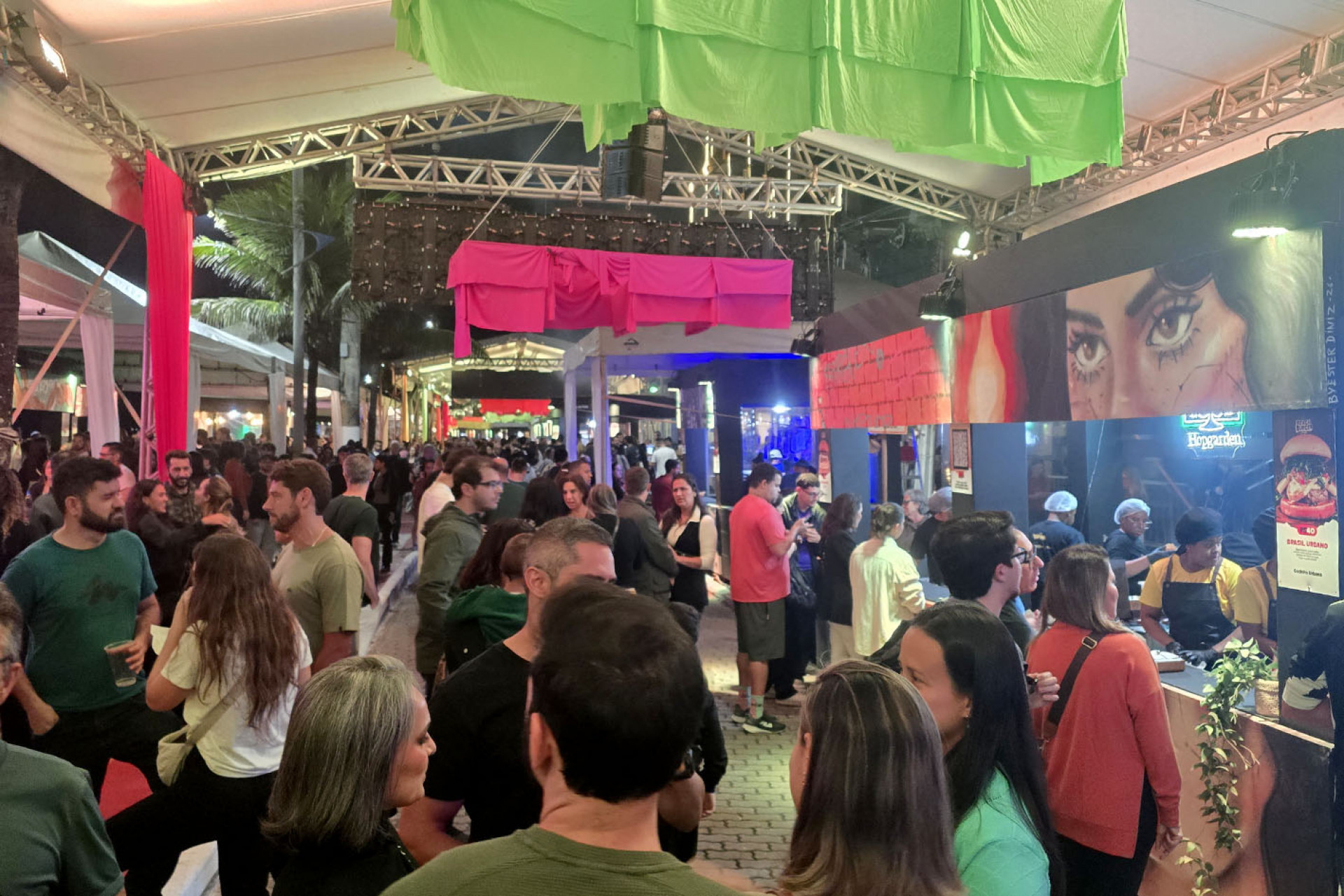 Praia dos Cavaleiros recebe milhares de visitantes em festival que mistura gastronomia, m&uacute;sica e cultura local - Foto: Ana Chaffin
