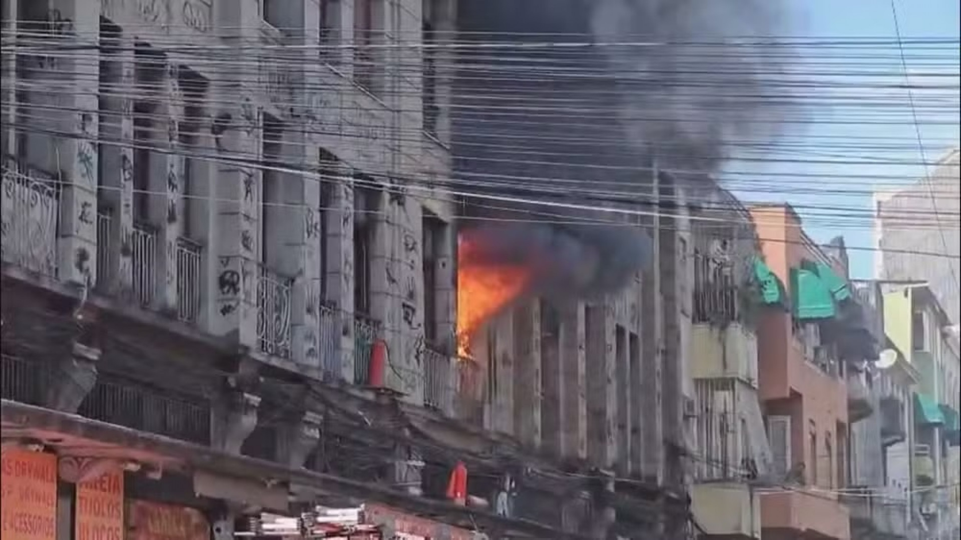 Incêndio atinge prédio no Centro do Rio