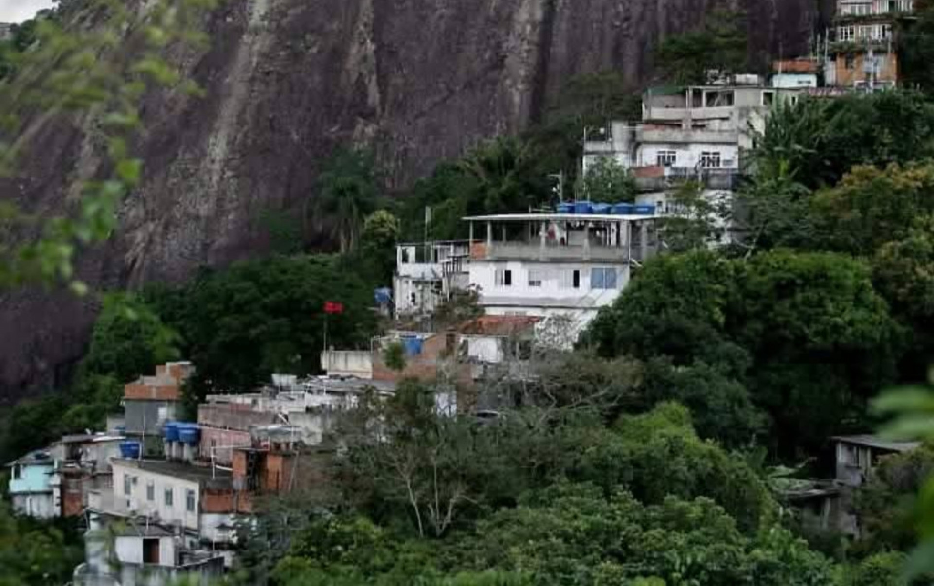 Policial militar é baleado durante confronto na Chácara do Céu, na Tijuca