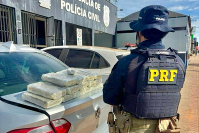 PRF apreende 15 kg de maconha escondidos em caixa de som dentro de carro em rodovia no Acre