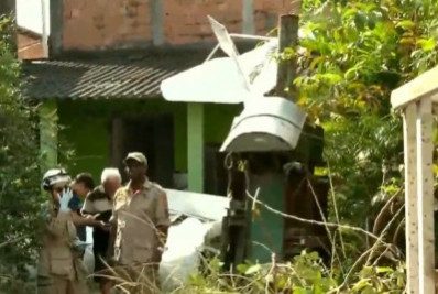 Avião monomotor cai sobre imóvel em Nova Iguaçu e piloto morre