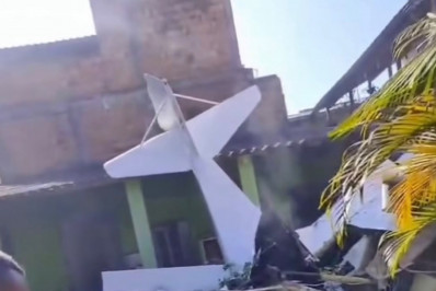 Piloto morre em queda de monomotor sobre imóvel em Nova Iguaçu
