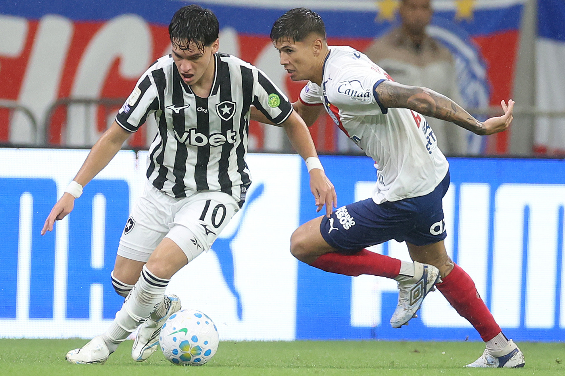 Botafogo perde para o Bahia em jogo marcado por expulsão de Neto e gol contra bizarro