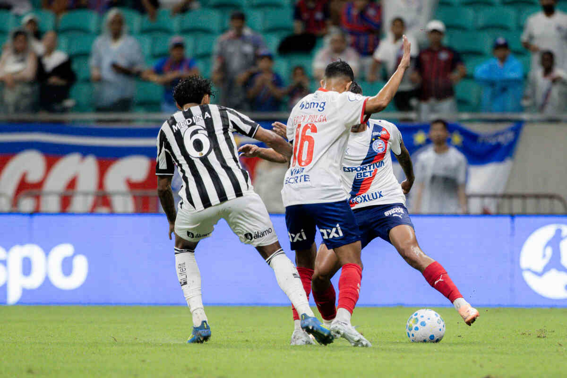 Em noite de presepadas dos goleiros, Botafogo cede a virada ao Bahia