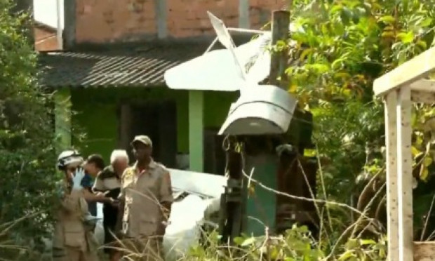 Avião monomotor cai sobre imóvel em Nova Iguaçu e piloto morre