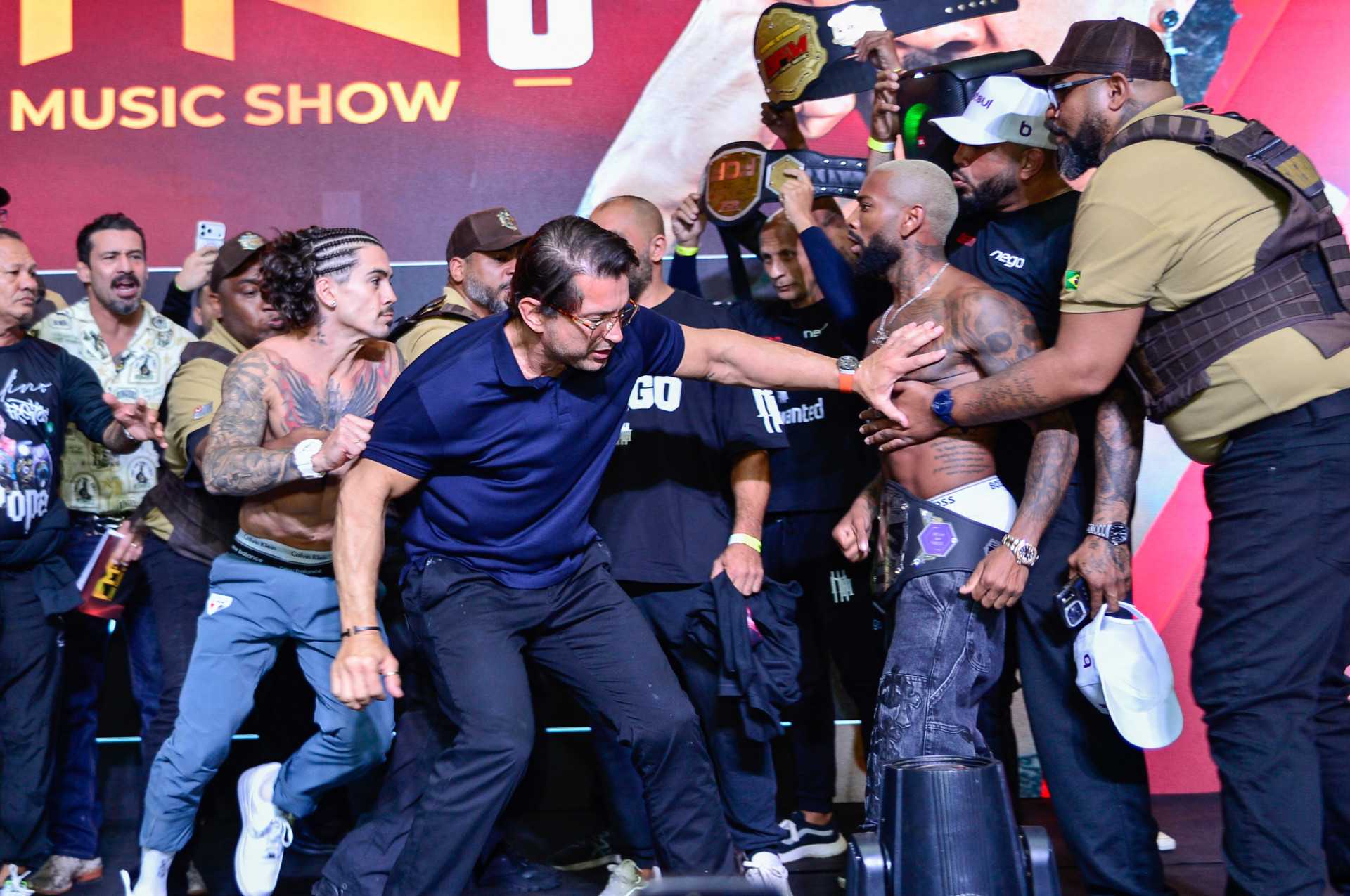Nego do Borel agride Biel durante pesagem antes de luta no 'Fight Music Show' - Eduardo Martins