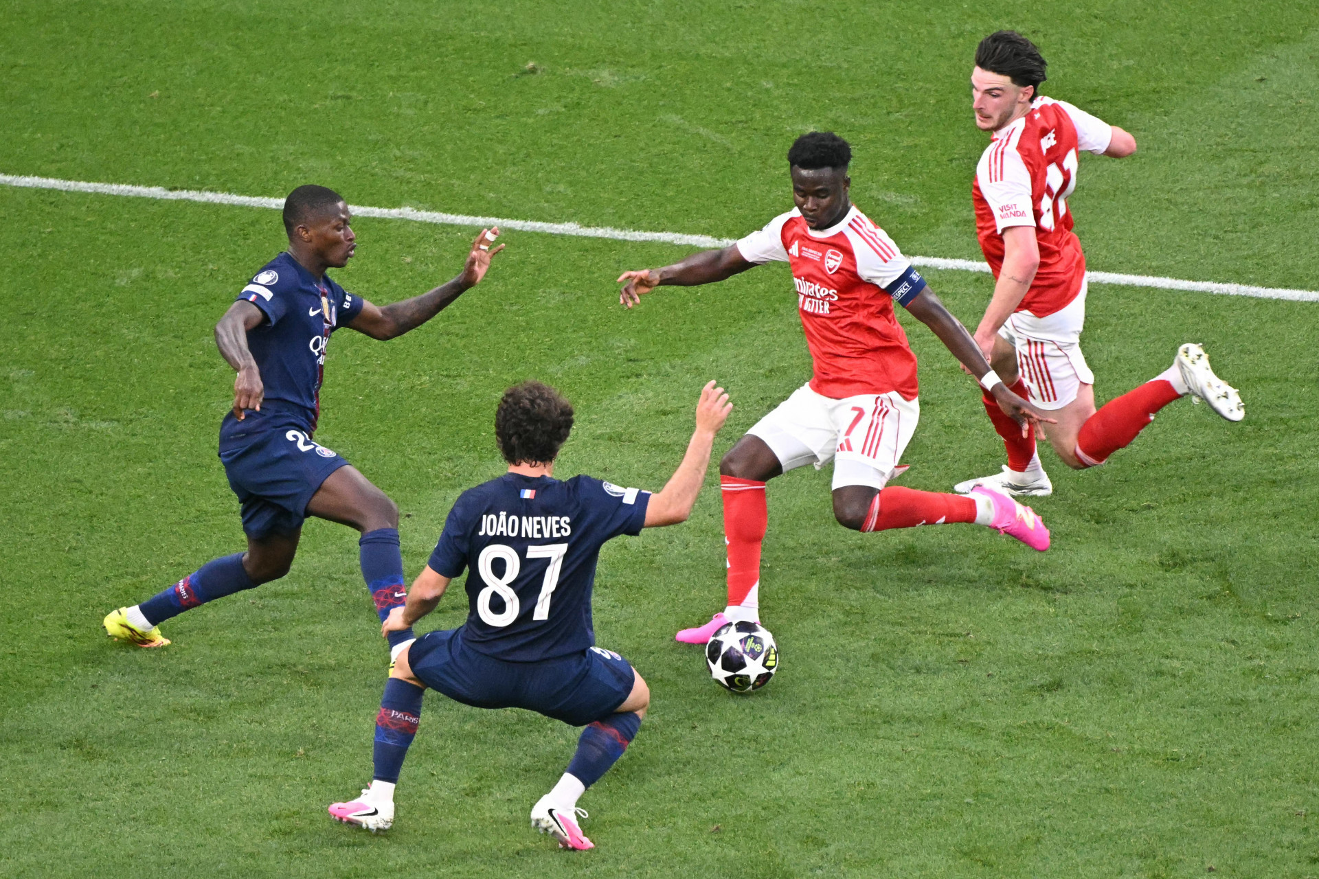 Lance do jogo entre PSG e Arsenal - Attila Kisbenedek / AFP