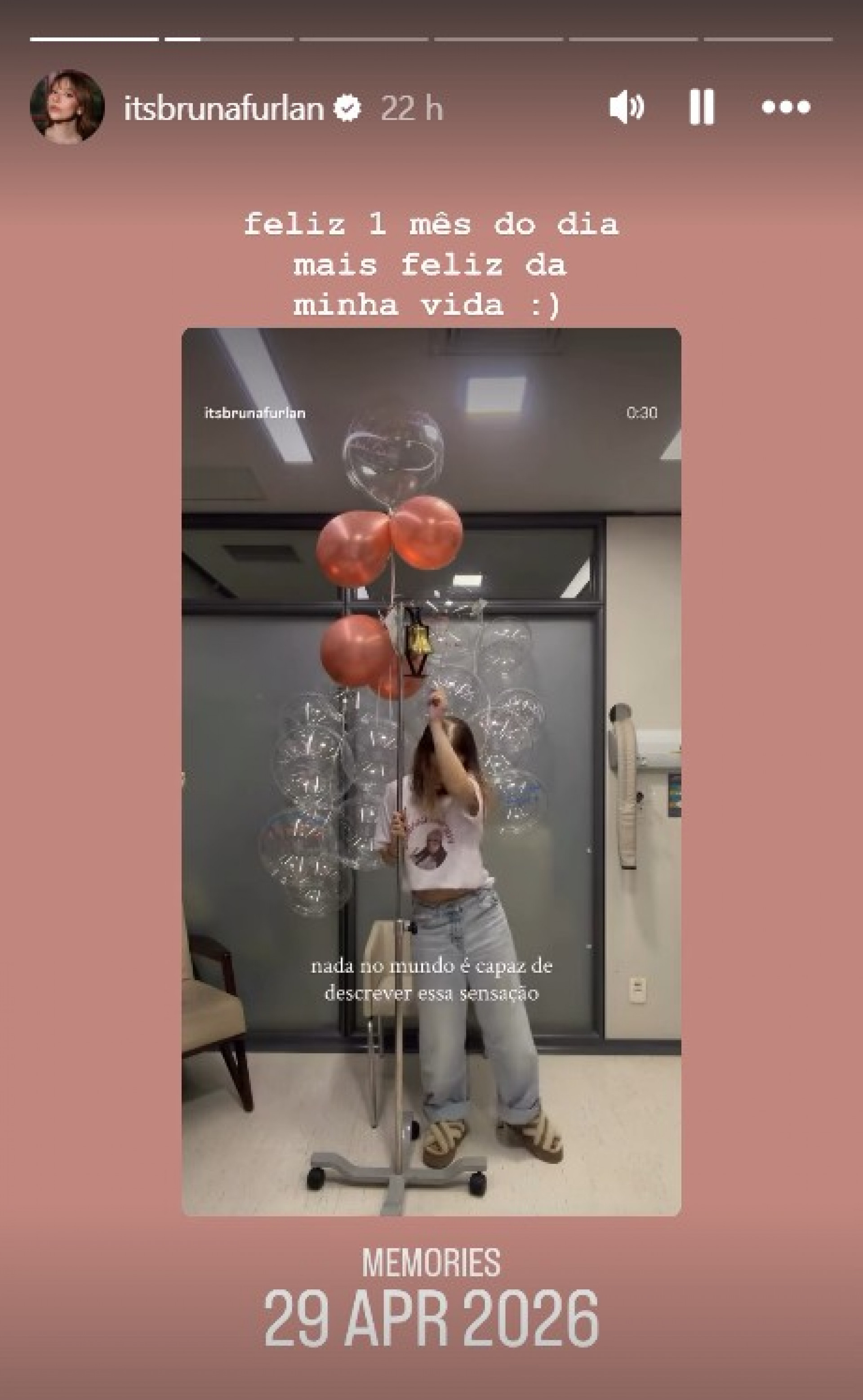 Bruna Furlan relembra o dia em que tocou o sino em comemoração ao fim da sua quimioterapia - Reprodução / Instagram