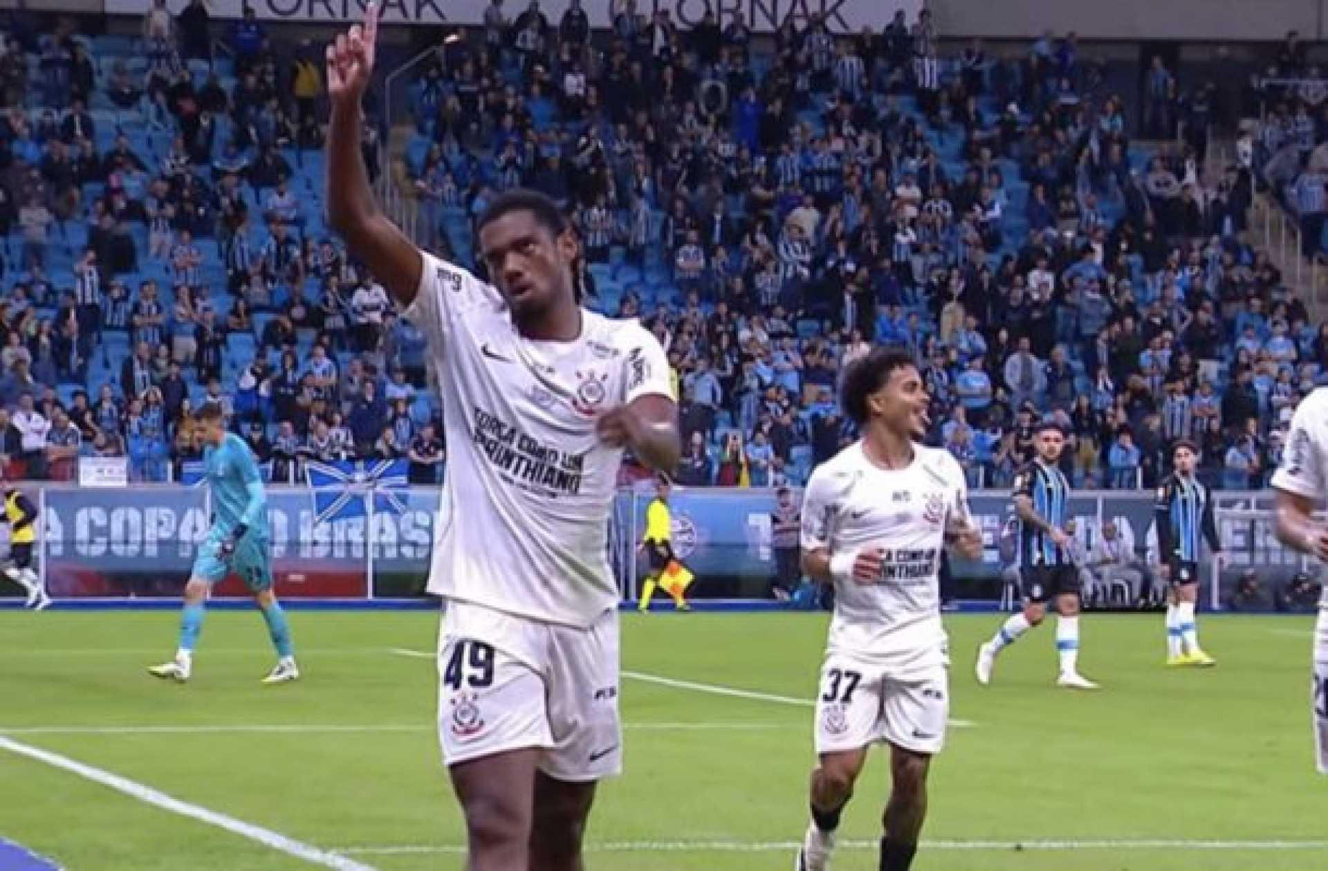 Andr&eacute; brilha e Corinthians vence Gr&ecirc;mio de virada em Porto Alegre