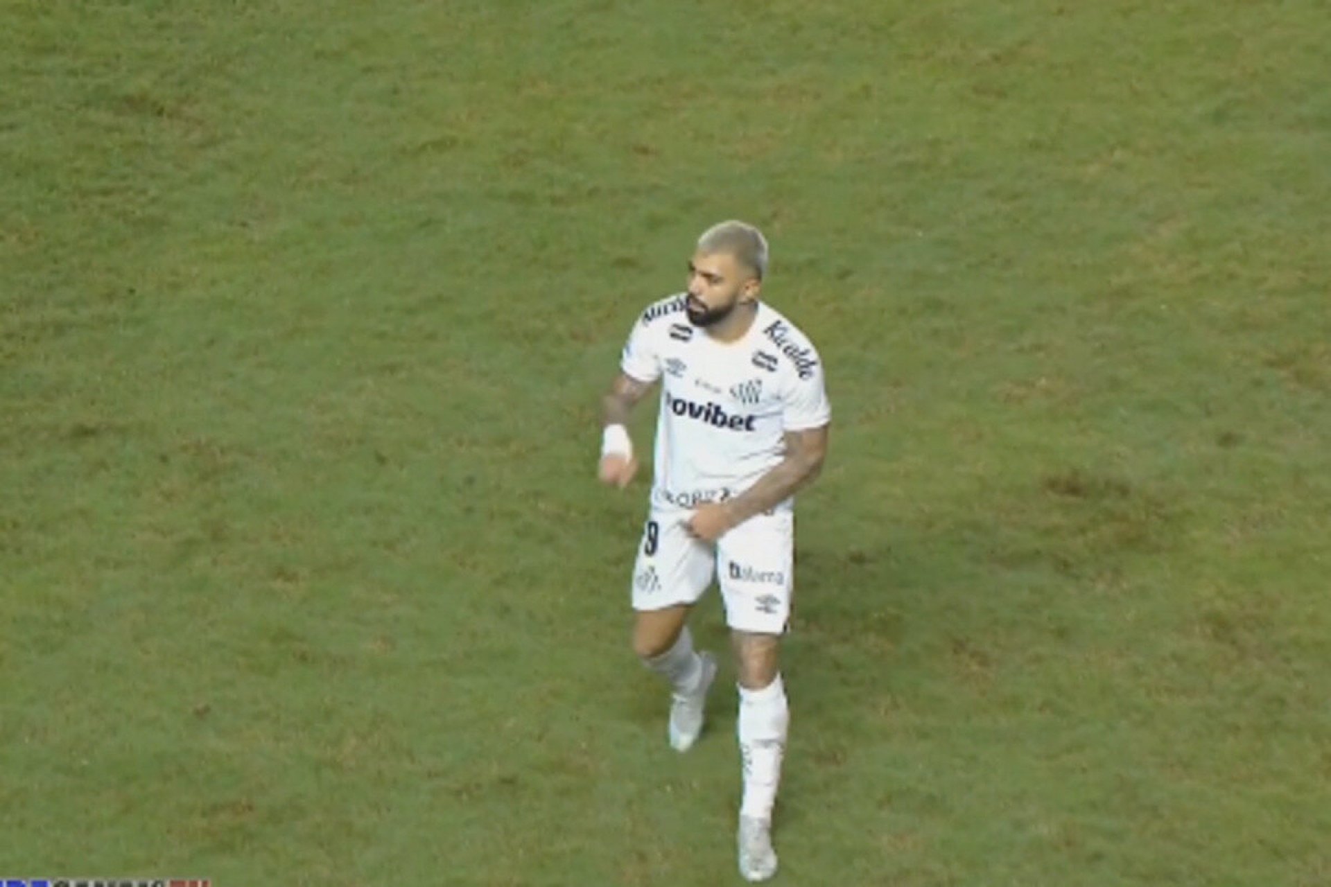 Mais um: Gabigol &eacute; expulso de jogo do Santos ap&oacute;s gesto obsceno