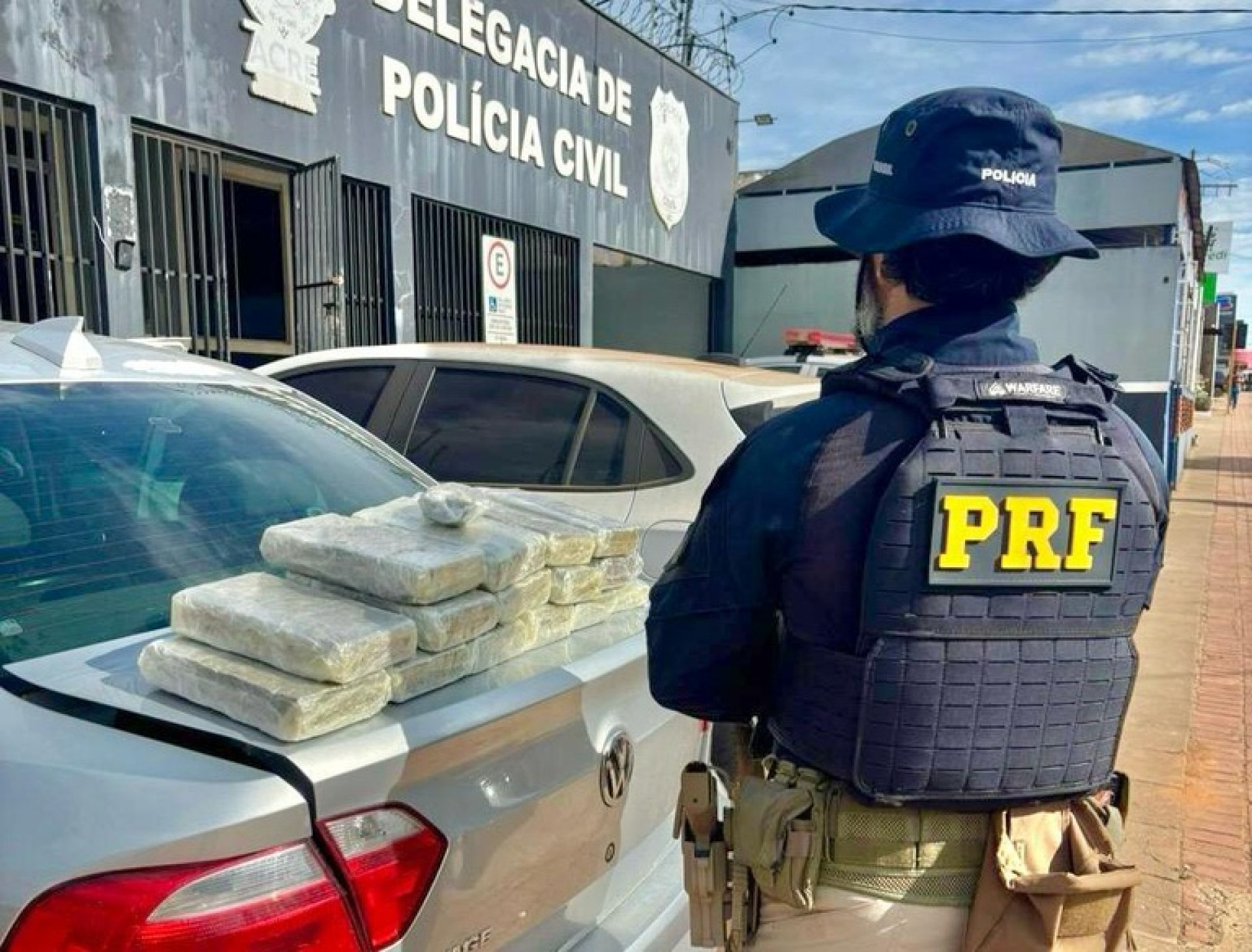 PRF apreende 15 kg de maconha escondidos em caixa de som dentro de carro em rodovia no Acre