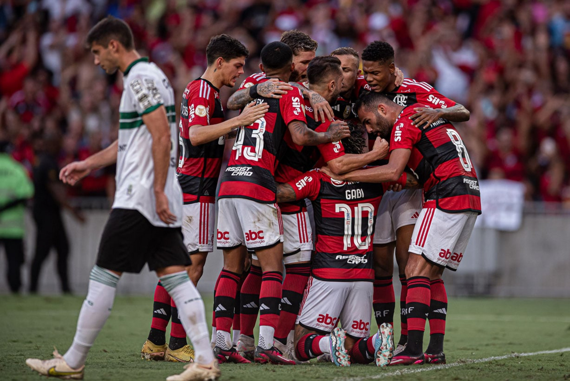 Flamengo defende longa invencibilidade contra o Coritiba no Rio