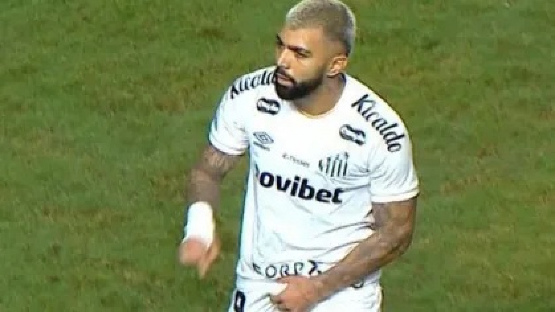 Gabigol é expulso em vitória do Santos por fazer gesto obsceno