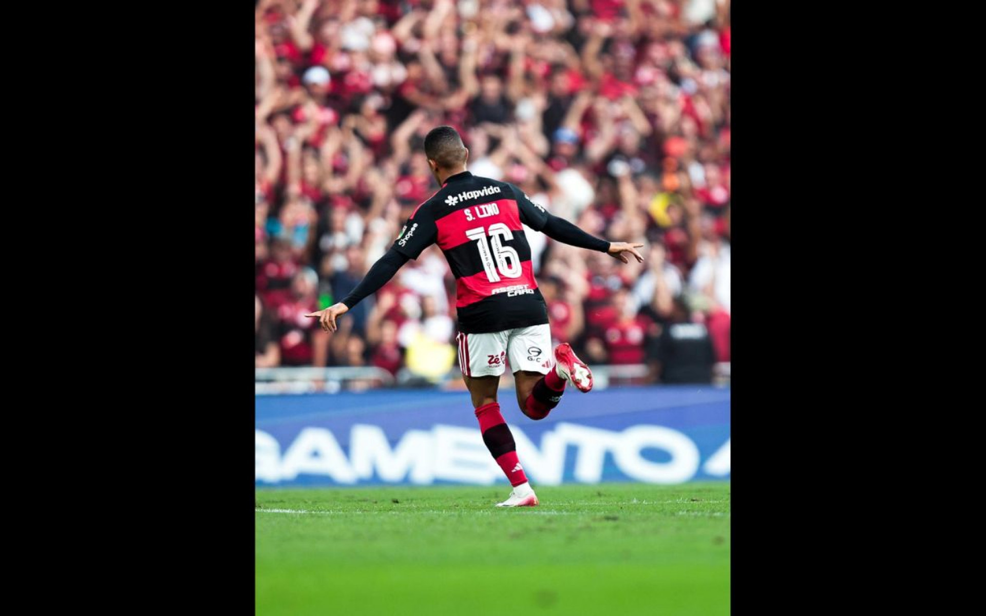 Samuel Lino comemora gol marcado pelo Flamengo sobre o Coritiba, no Maracanã - Gilvan de Souza / Flamengo