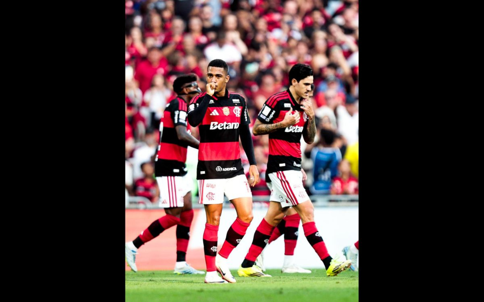 Samuel Lino comemora gol marcado pelo Flamengo sobre o Coritiba, no Maracanã - Gilvan de Souza / Flamengo